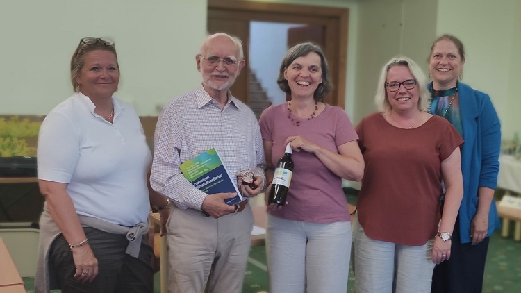 Gruppenfoto von vier Teilnehmerinnen und einem Teilnehmer der Sommerweiterbildung