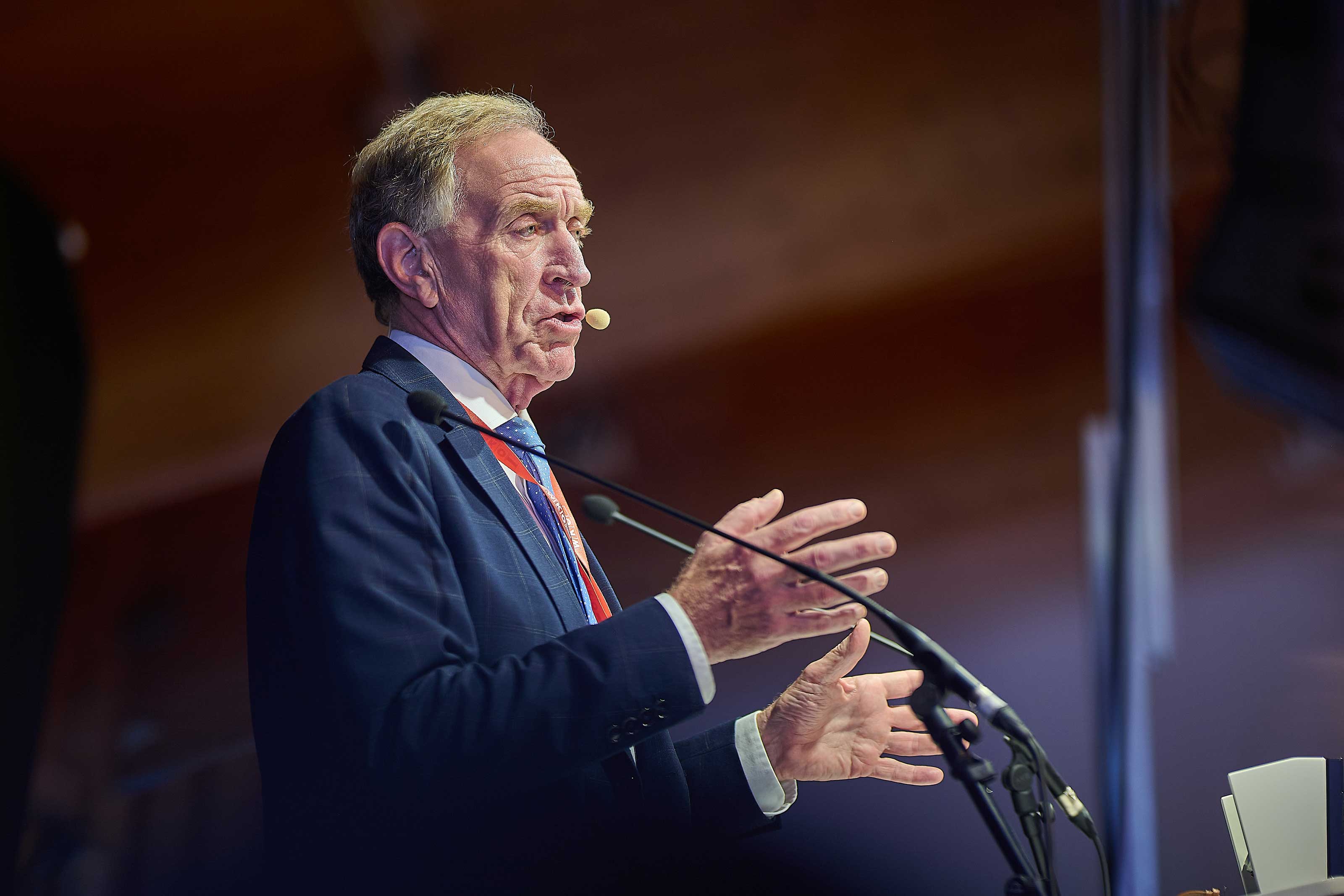 Michael H. Heinz, Präsident des BVK, während seines Vortrags auf dem Expert:innentreffen der Versicherungsmakler 2025