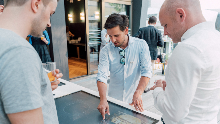 Drei M&auml;nner unterhalten sich