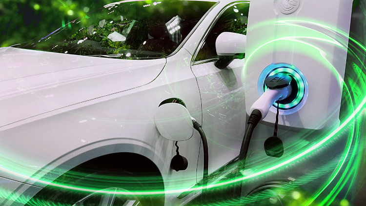 Wei&szlig;es Elektroauto tankt Strom, gr&uuml;nleuchtende Linien