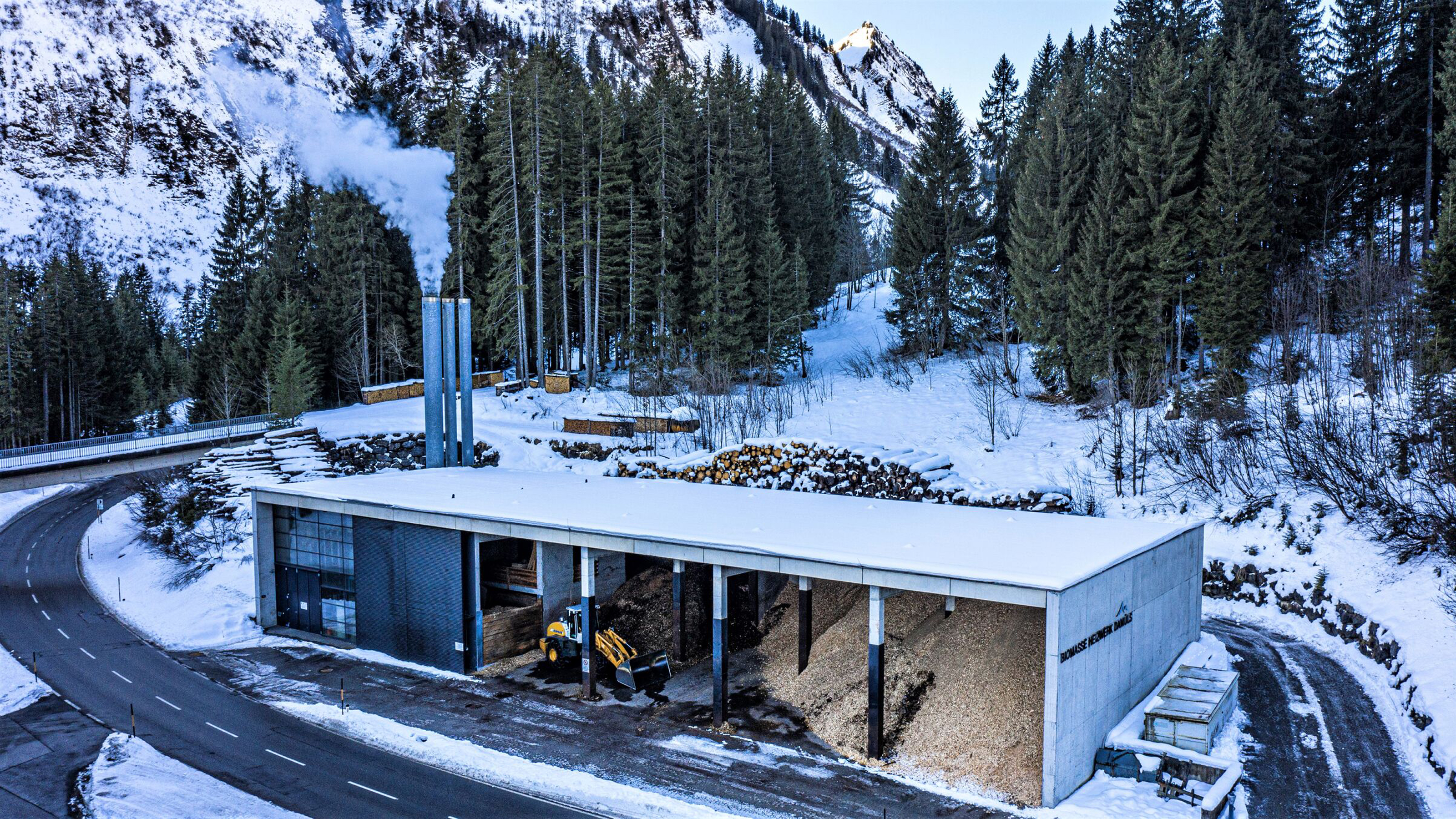 Wirtschaftsgebäude in Schneelandschaft