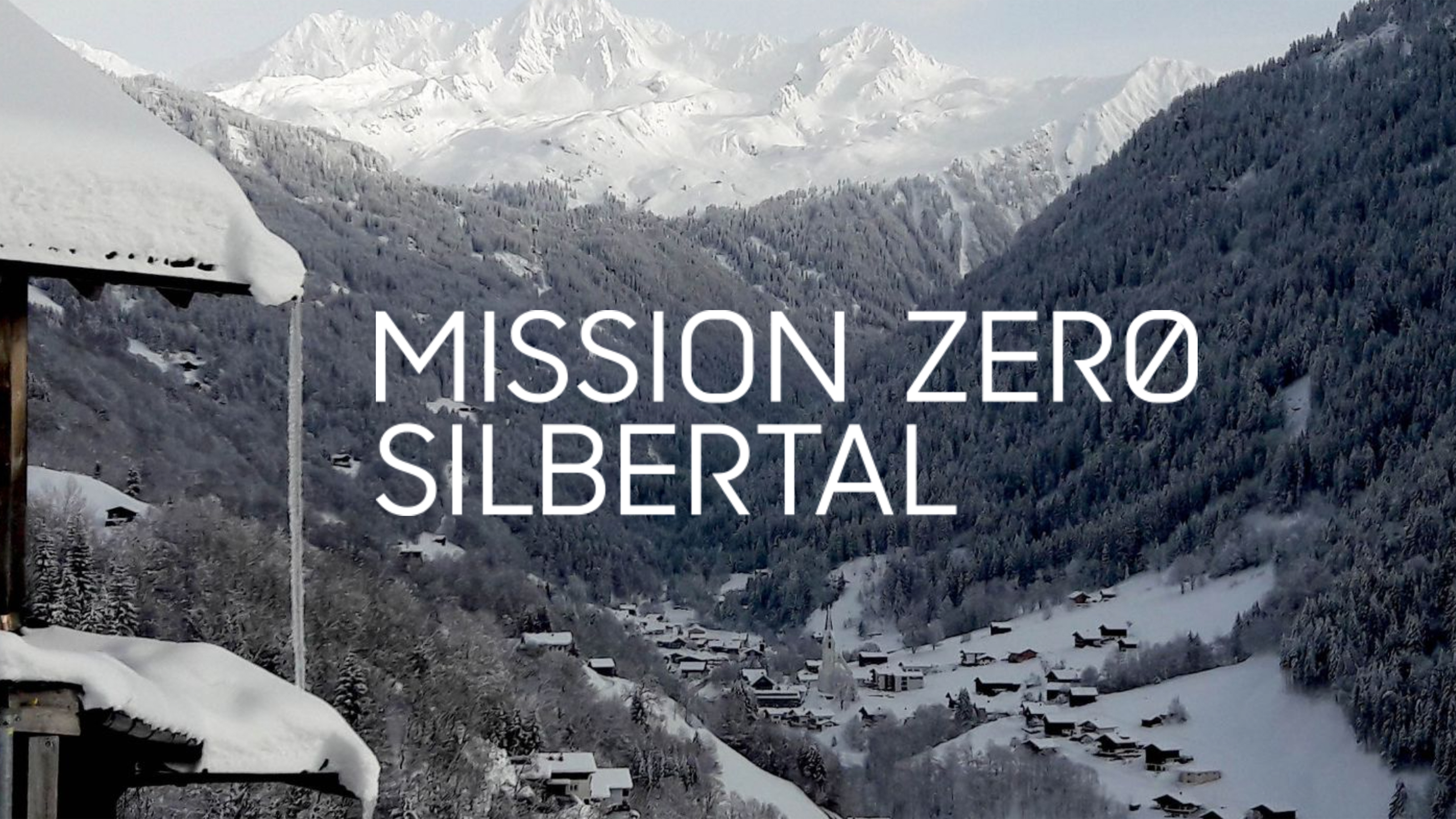 Beschneite Berge - im Vordergrund der Schriftzug "Mission Zero Silbertal"