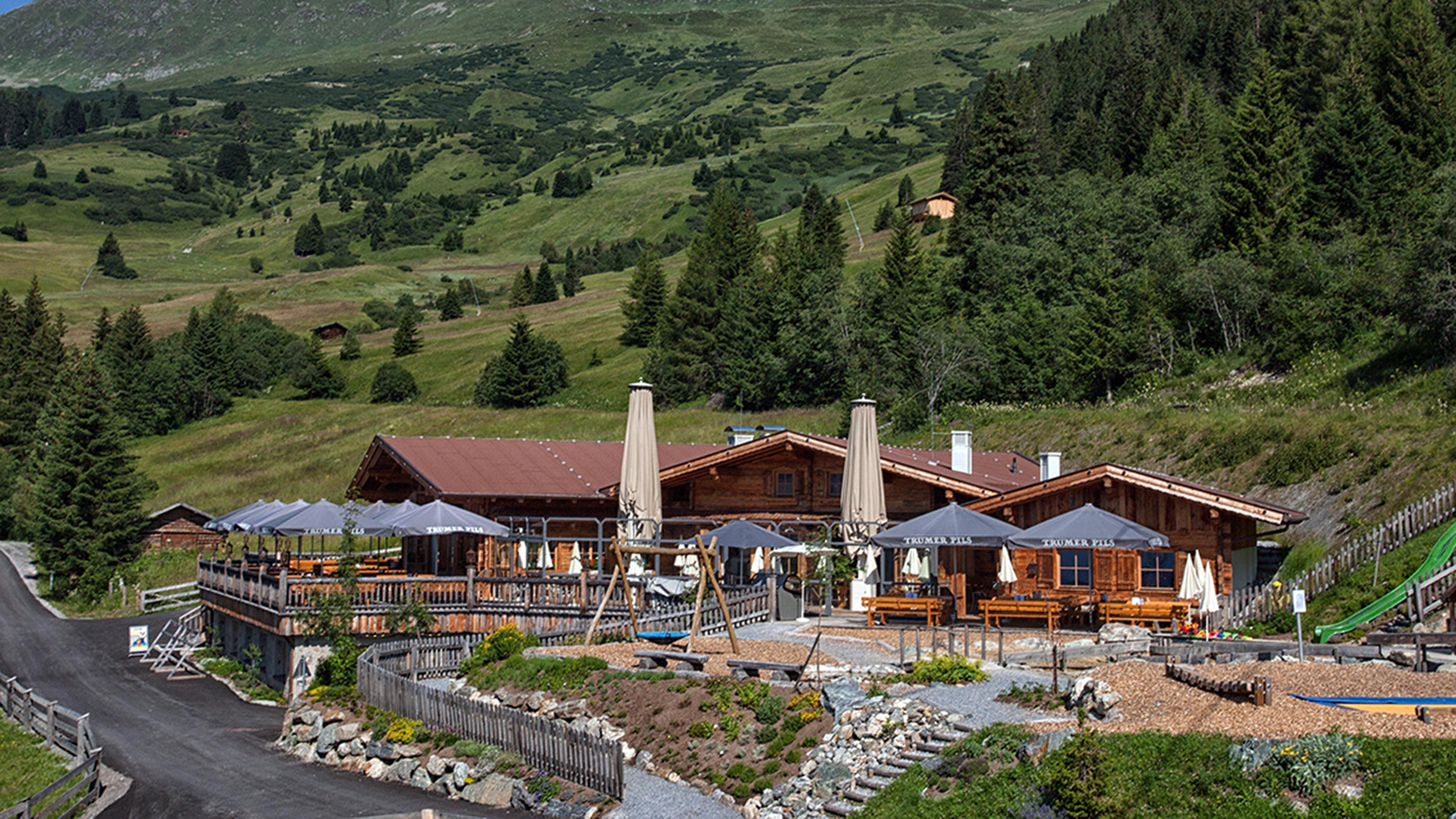 Restaurant und grüne Berglandschaft