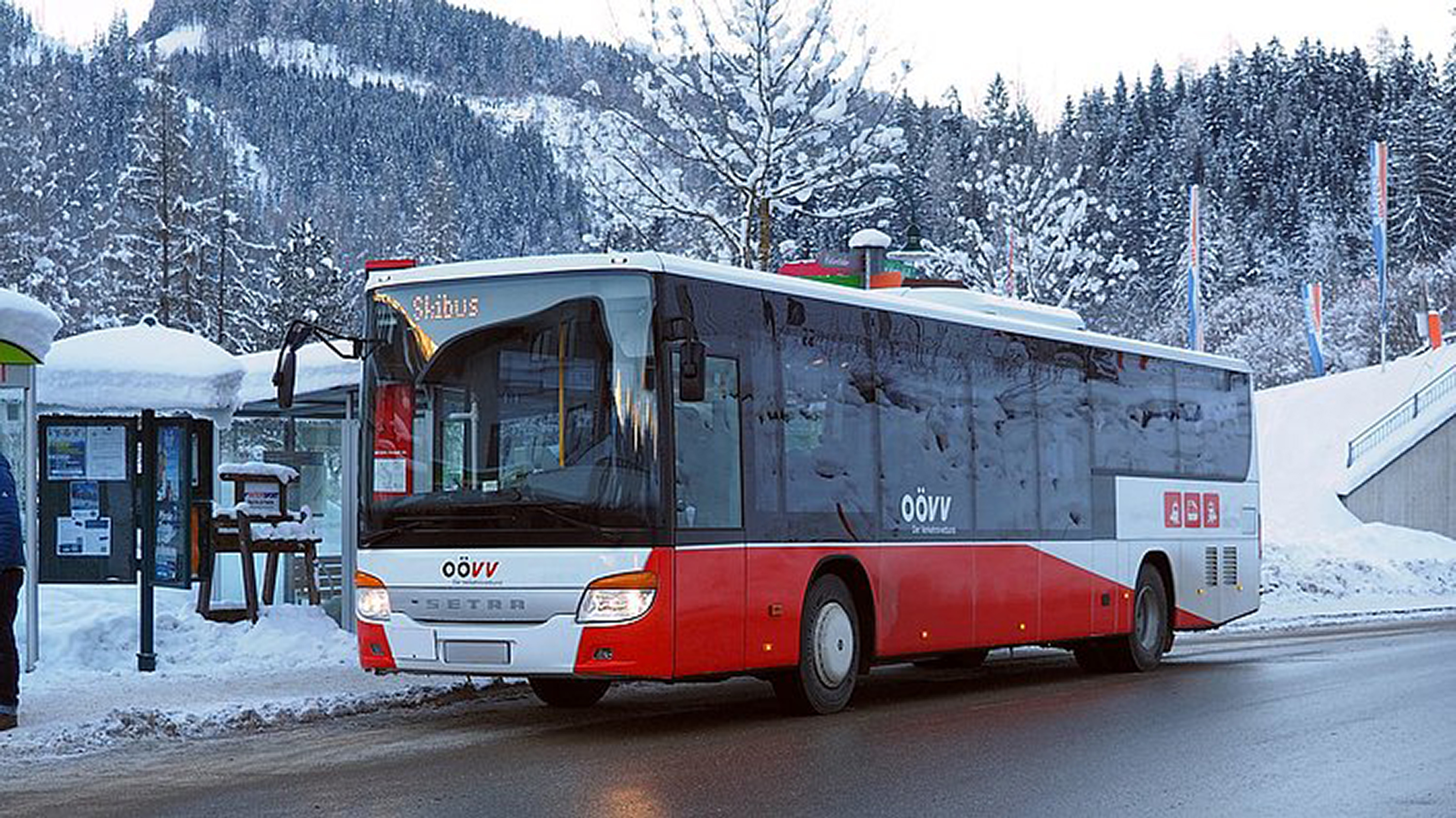 Winterinterlandschaft und ein Bus mit der Beschriftung "Skibus"