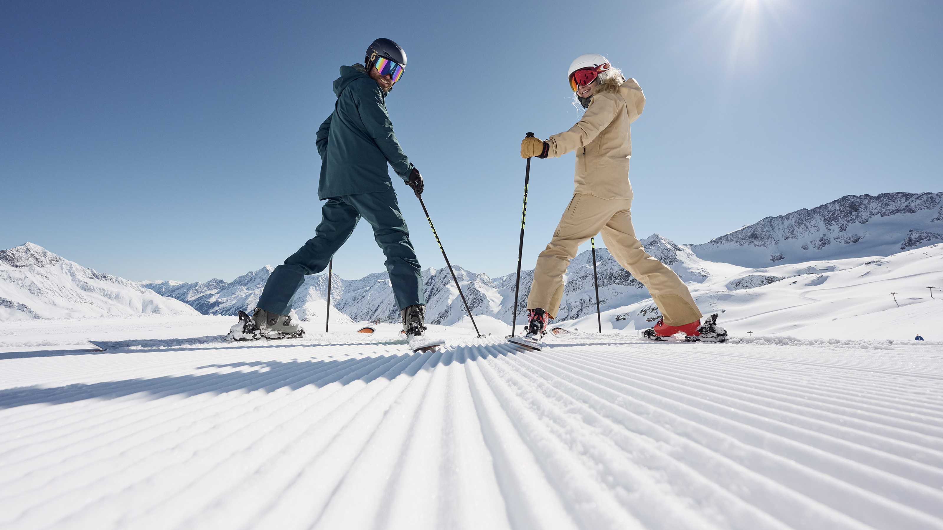 Zwei Skifahrer auf der Piste 