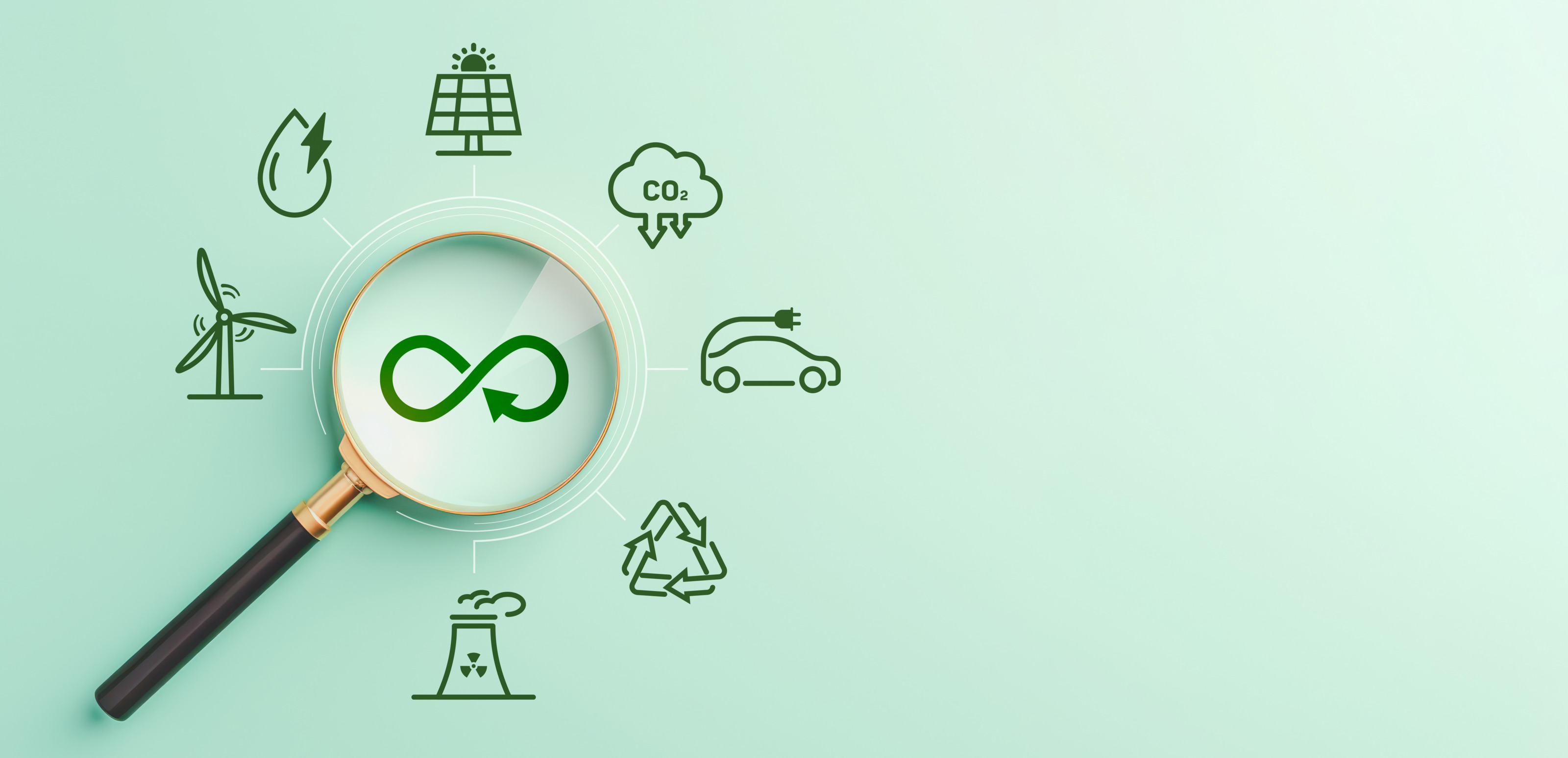 Grafik zum Thema alternative Energien, auf mintgr&uuml;nem Hintergrund liegt in der linken Bildh&auml;lfte eine Lupe. Von dieser f&uuml;hren einzelne Striche zu verschiedenen, dunkelgr&uuml;nen Symbolen wie Wasserkraft, Solarpanelen, Windr&auml;dern, Atomkraftwerken, Elektroauto