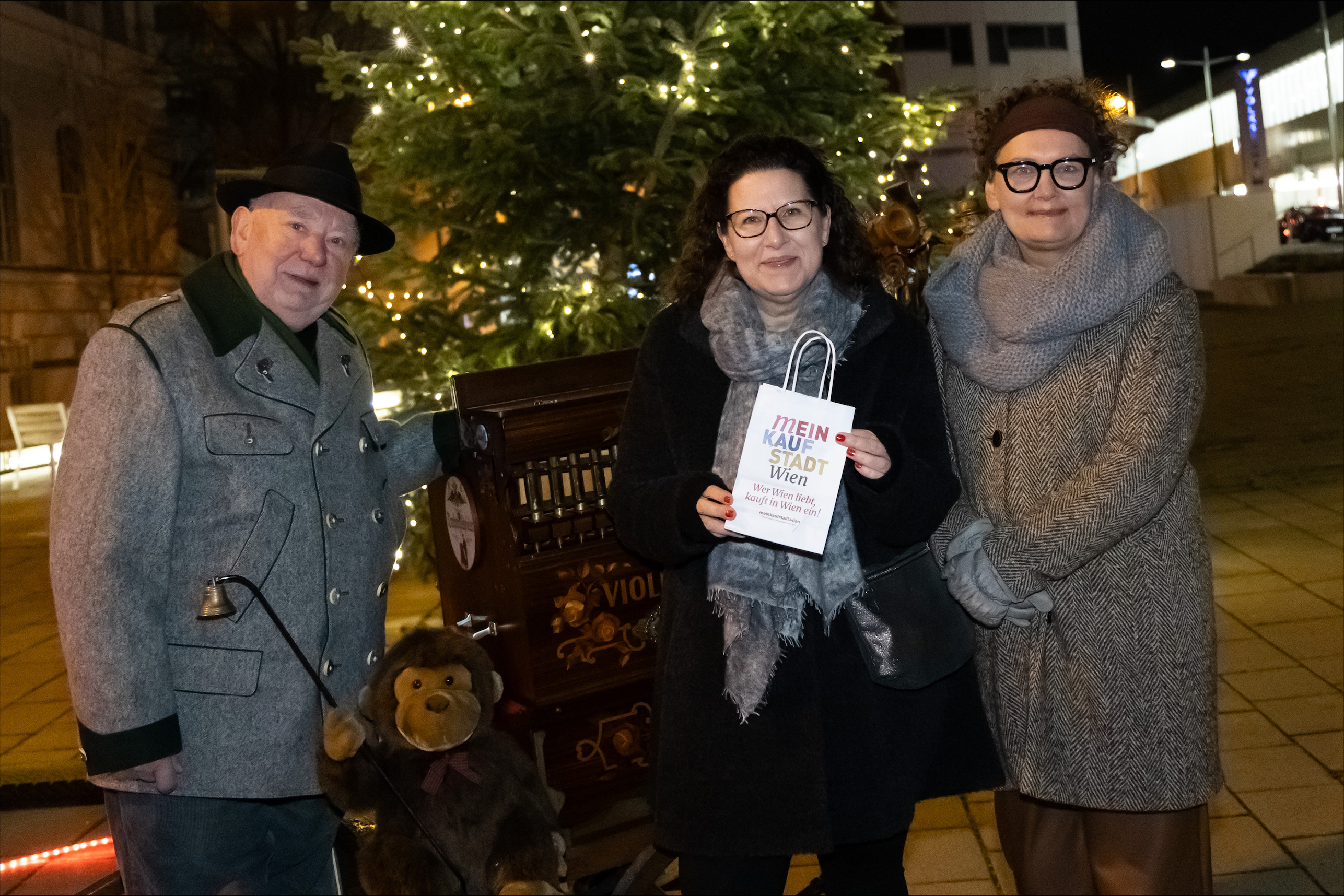 Der Werkelmann, Bezirksobfrau der Wirtschaftskammer Wien-Ottakring Verena Wiesinger, Vereinsobfrau des Einkaufsstrassen Vereins Alt Ottakring – das Einkaufsachtel Eva Kettner-Gössler