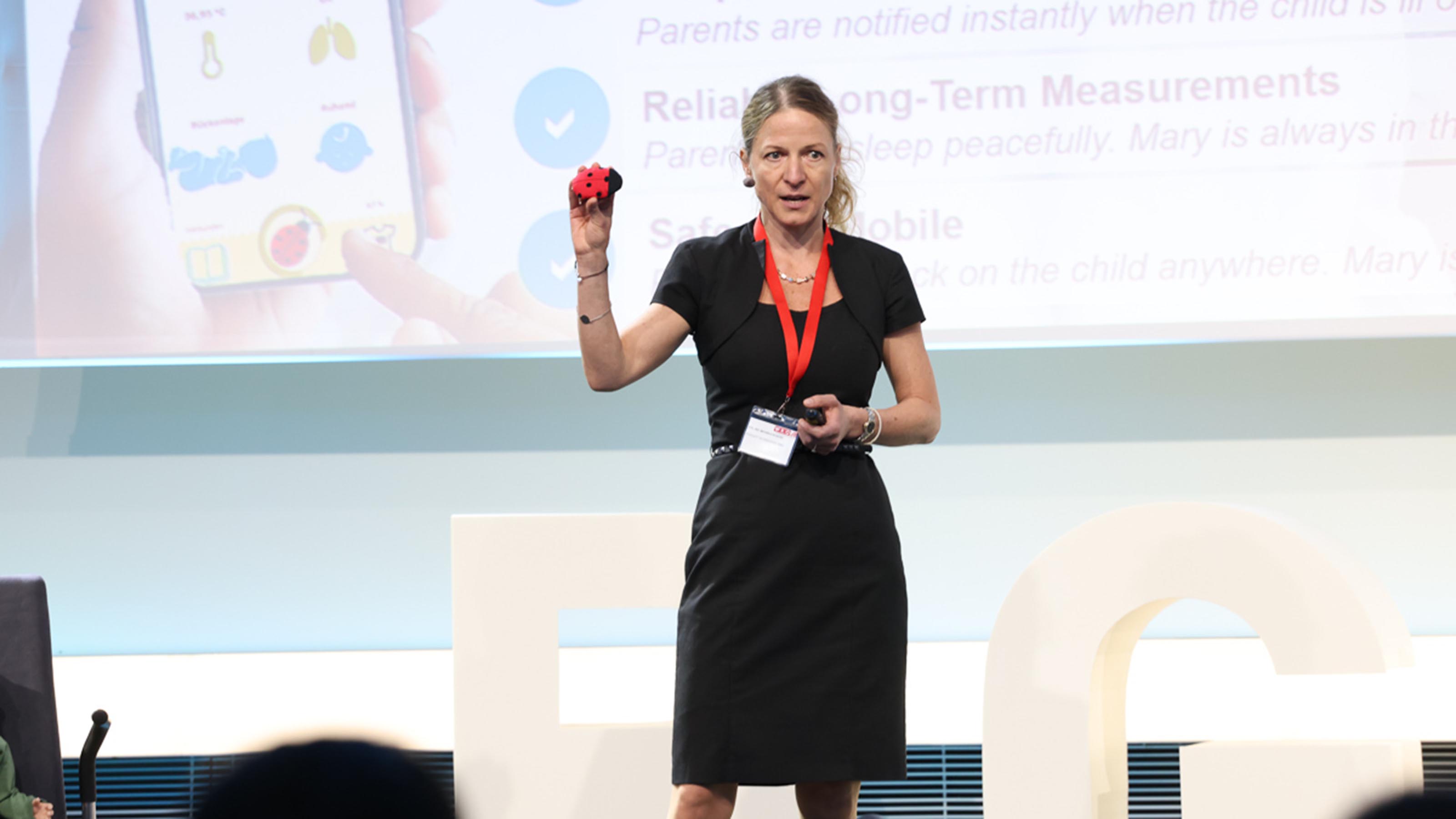 Eine Frau steht auf der B&uuml;hne