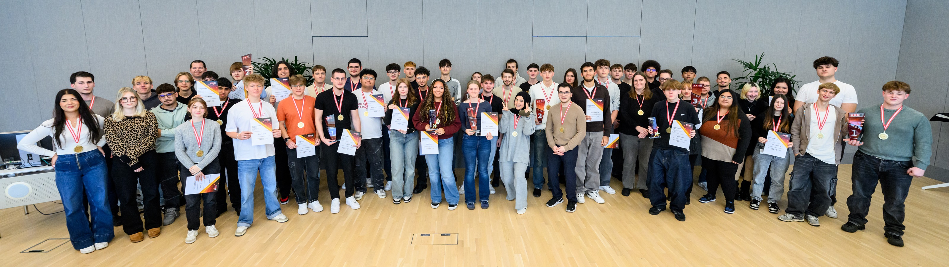 Gruppenbild aller Teams vom Wiener Lehrlingshackathon 2025