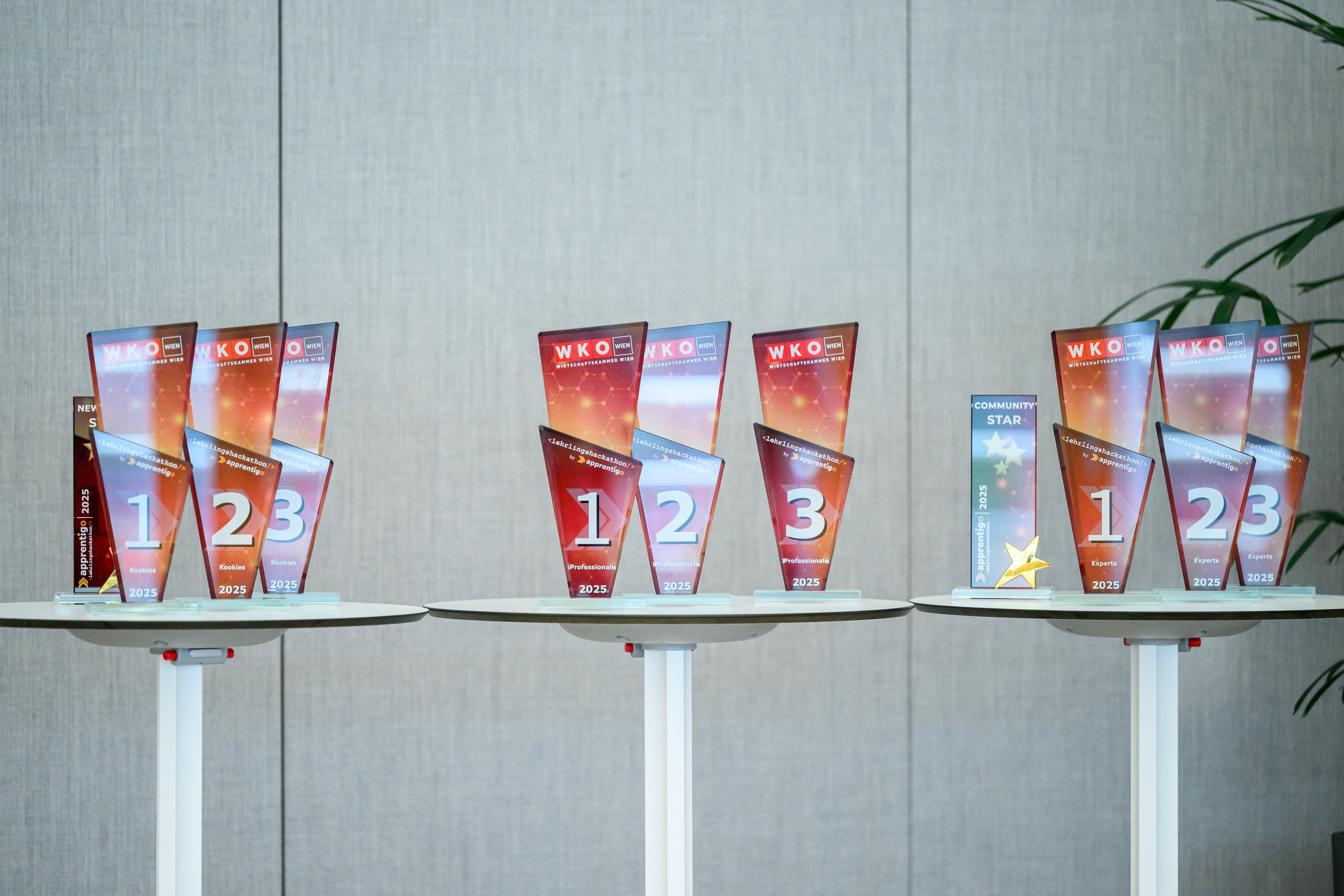 Trophäen vom Wiener Lehrlingshackathon 2025 stehen am Tisch