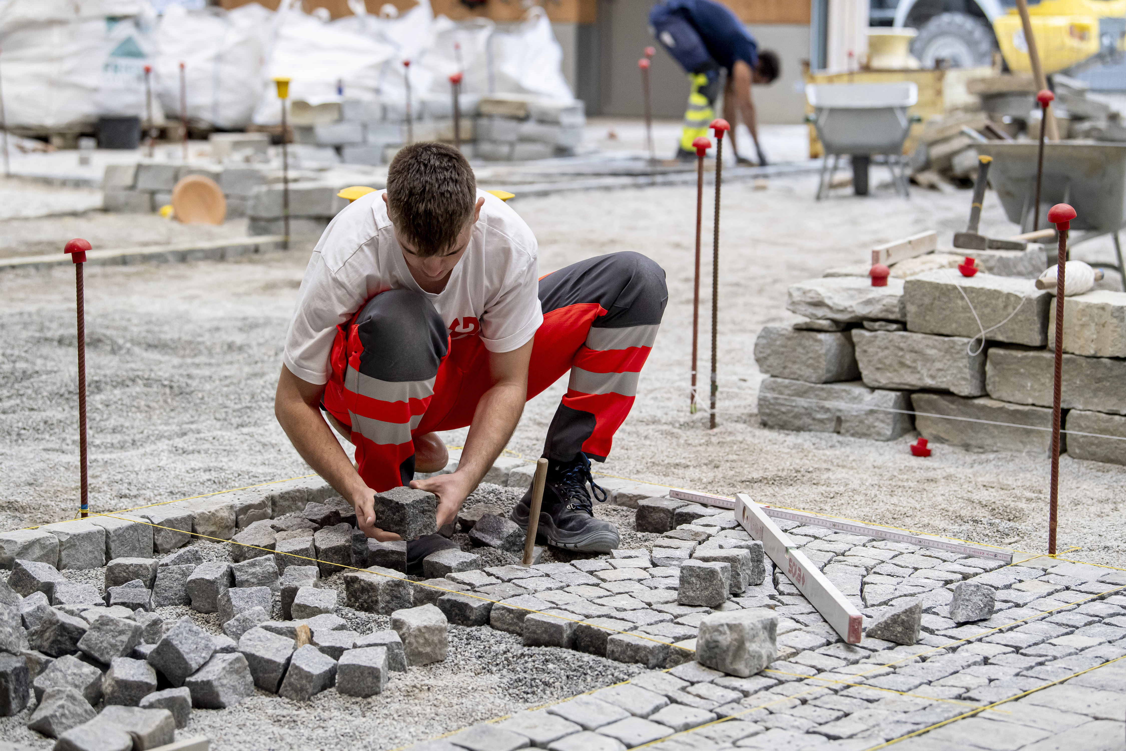 Sieger Dominik Kaufmann beim Pflastern