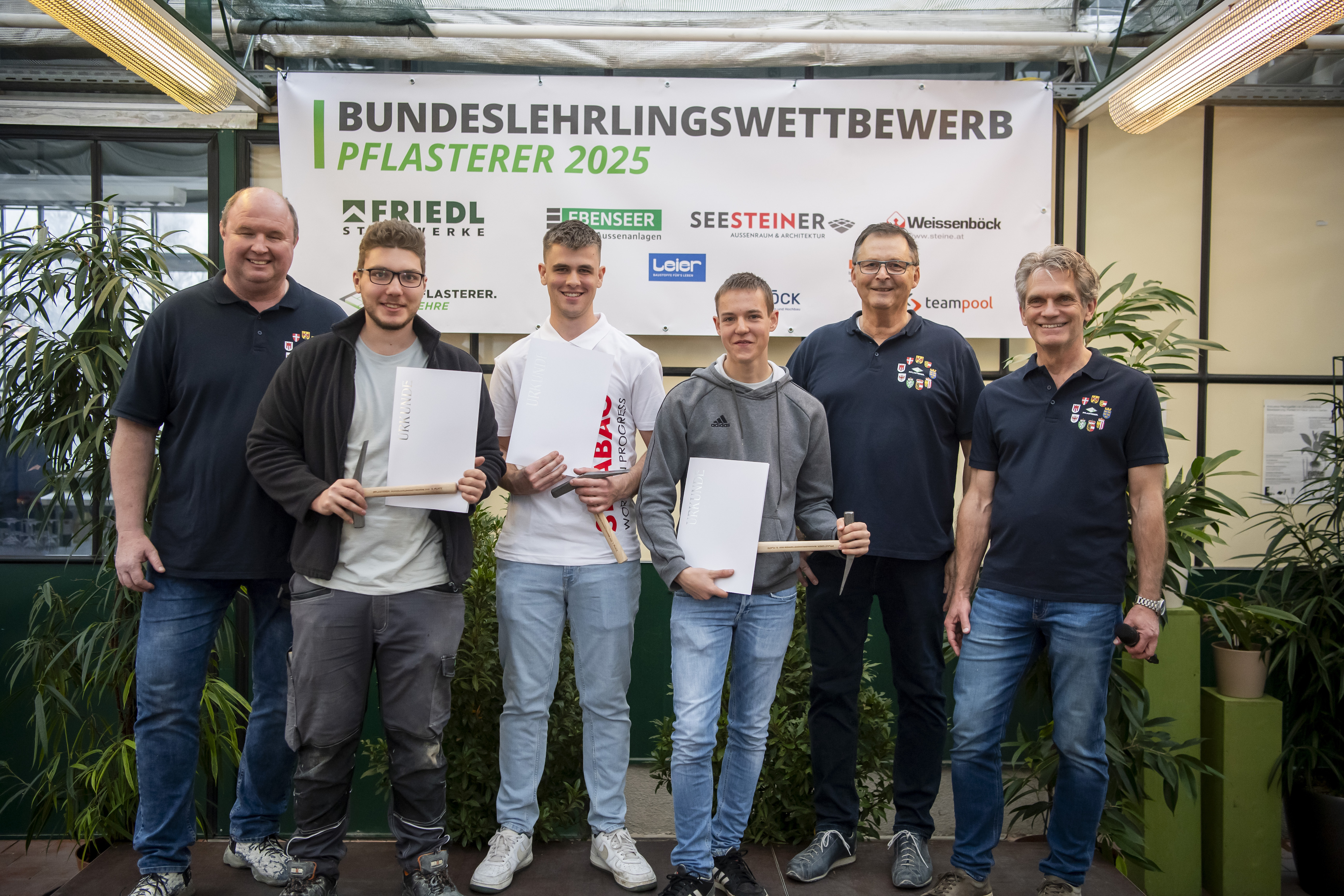 Gruppenbild der Preistr&auml;ger:innen