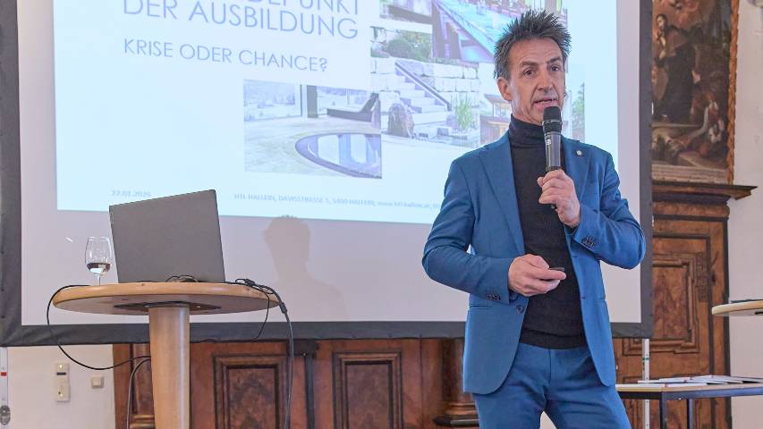 Der Direktor der HTL Hallein, Mag. Johann Gutschi, erl&auml;uterte die Pl&auml;ne f&uuml;r die<br />
Weiterentwicklung der Steinmetzausbildung an der HTL Hallein.