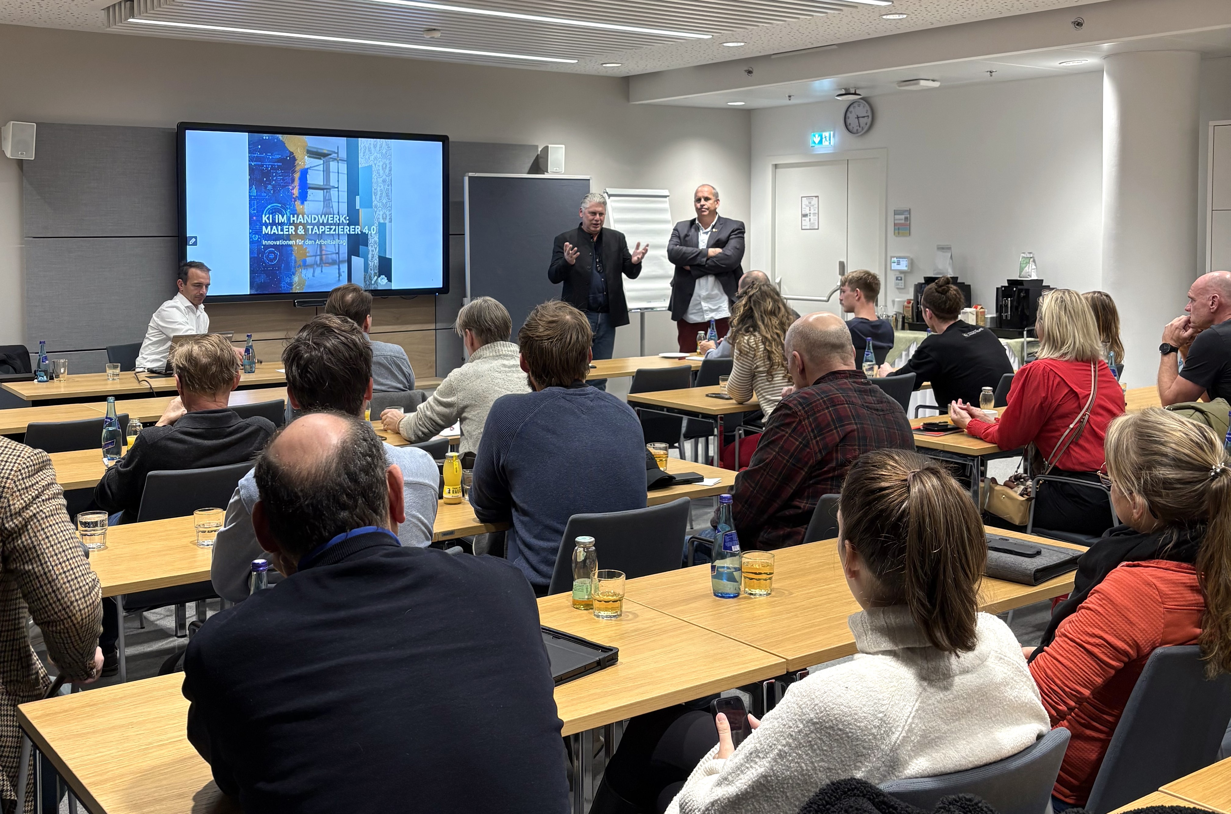 Teilnehmer und Vortragende im Vortragssaal