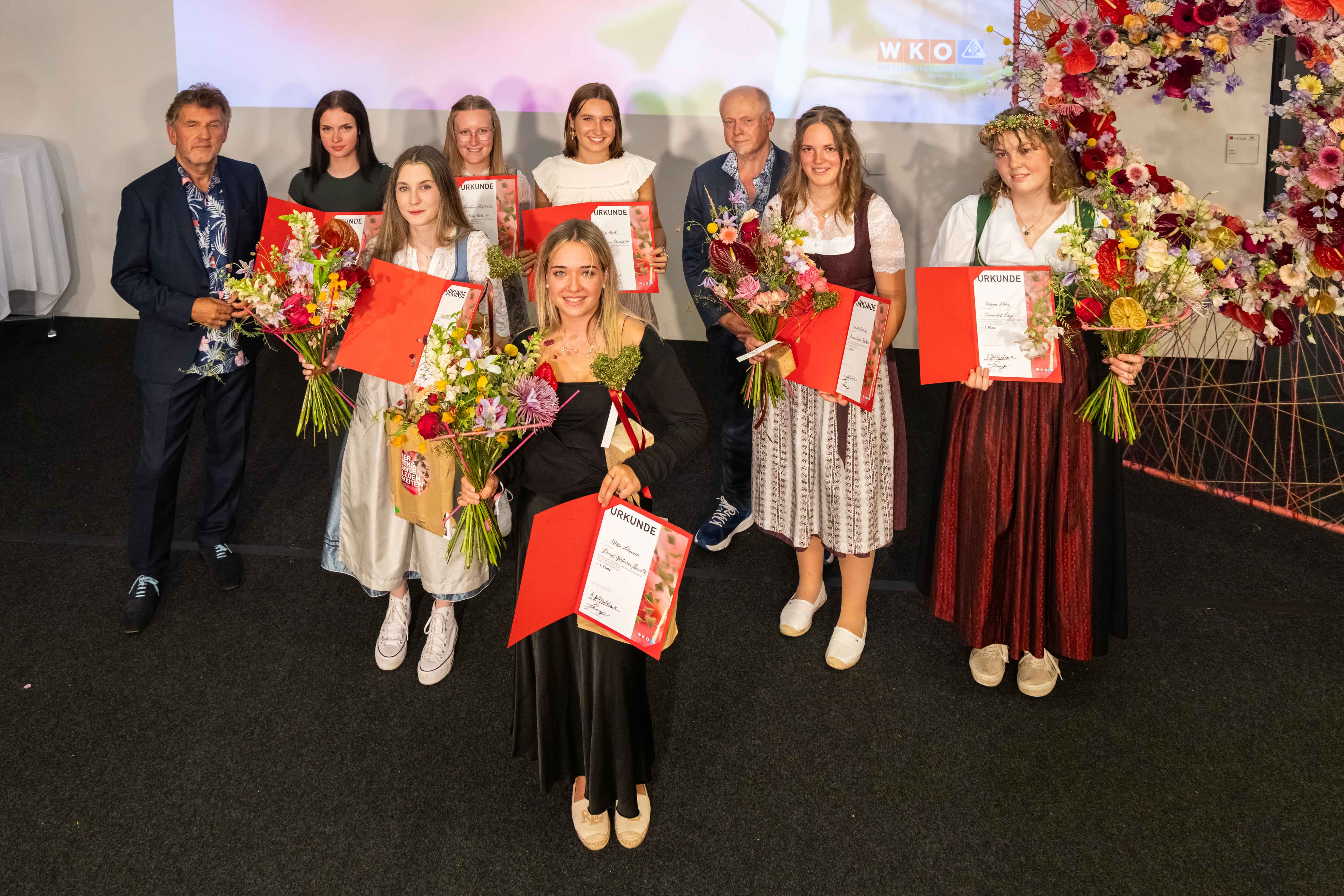 Gewinnerin Stella Larimar, zweite Reihe von links: Zweitplatzierte Lilli Heuer sowie die Drittplazierten Marietta Friedrich und Stefanie Felder, dritte Reihe: Bundesinnungsmeister Herbert Eipeldauer, Olivia Knoflach, Annalena M&uuml;hlbacher, Elisa Hartl und Organisator Landesinnungsmeister Josef Norz