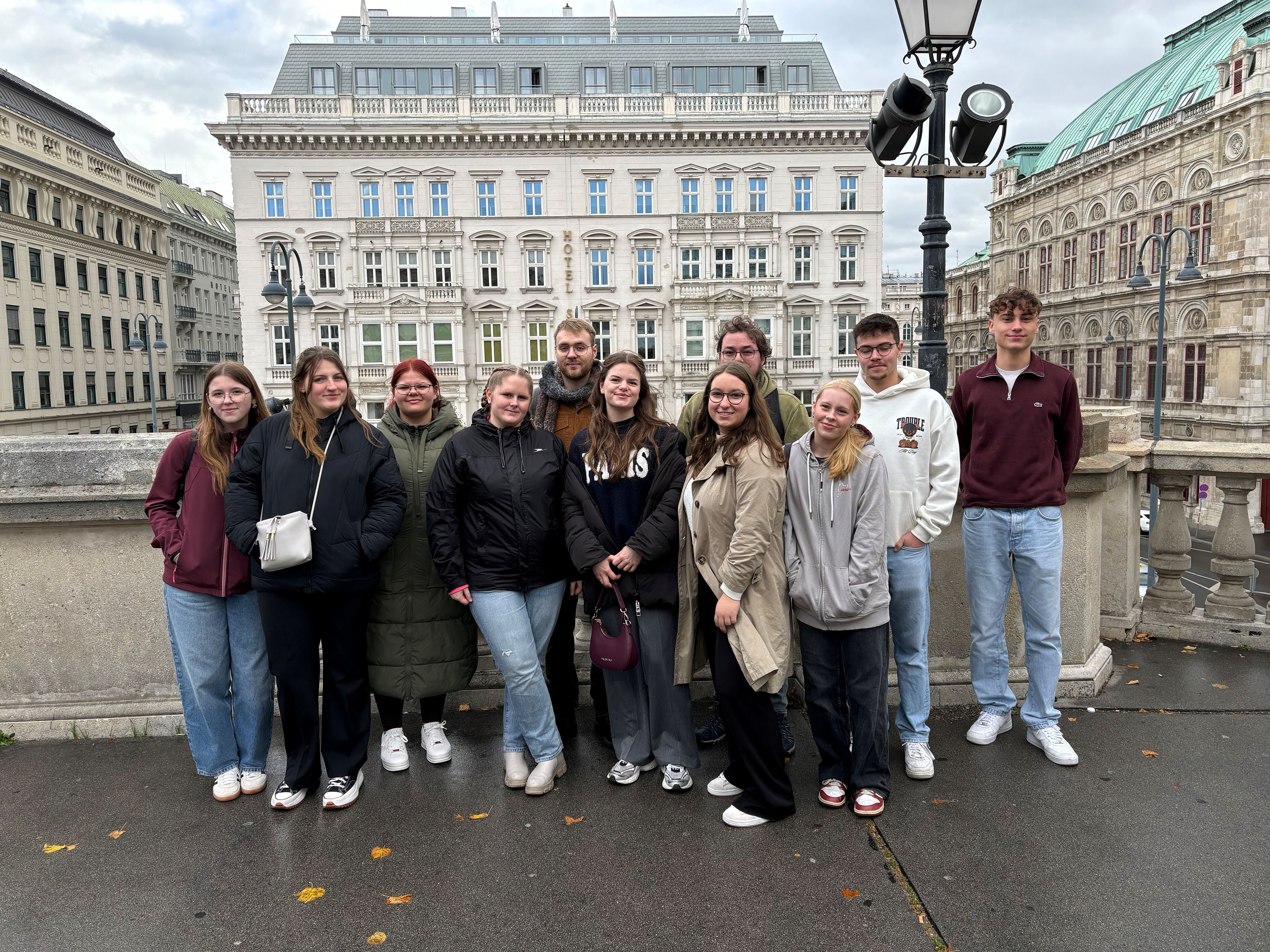 Gruppe Jugendlicher auf Albertina-Terrasse in Wien