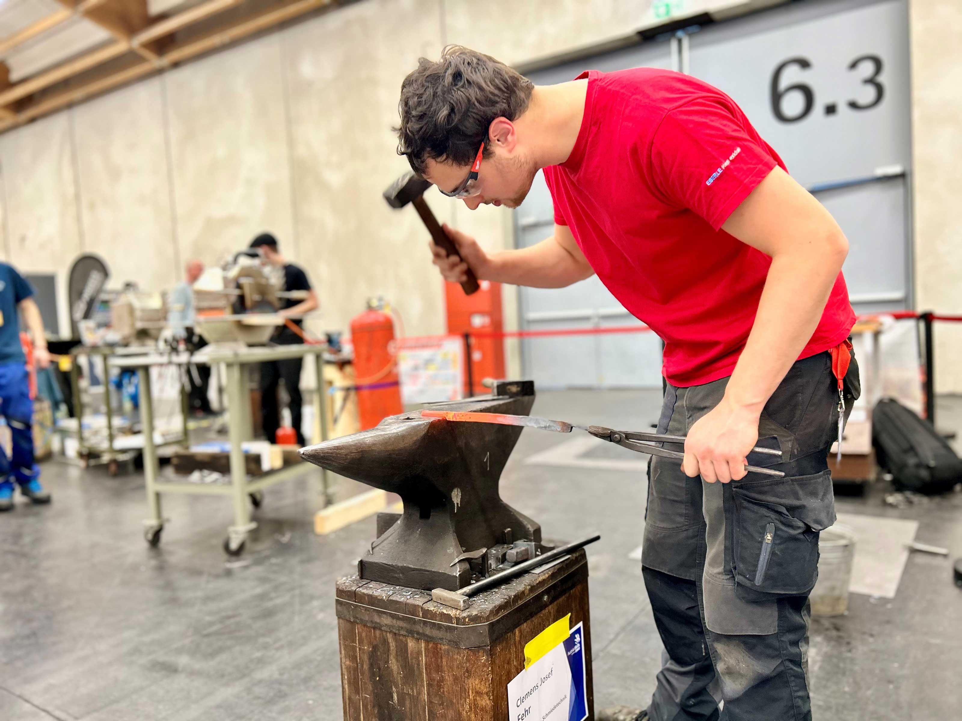 Teilnehmer bei den AustrianSkills 2025 im Beruf Schmiedetechnik