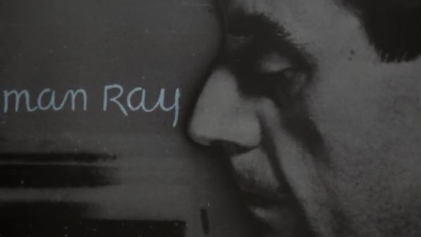 Standbild aus dem Video von Man Ray in s/w