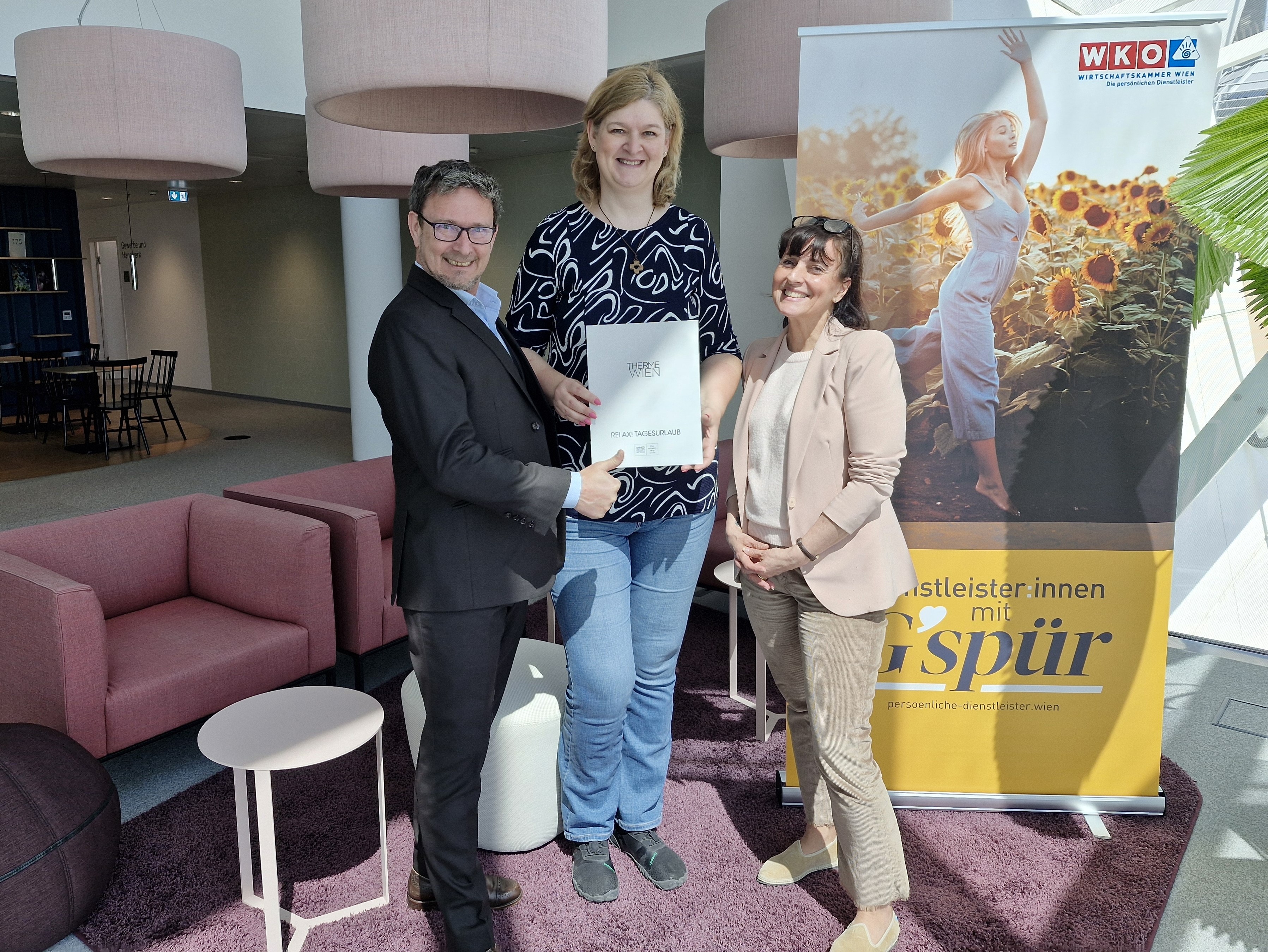 v. li. nach re.: Fachgruppenobmann Charly Lechner, Gewinnerin Anna Forg&oacute; und Gesch&auml;ftsf&uuml;hrerin Petra Kohler