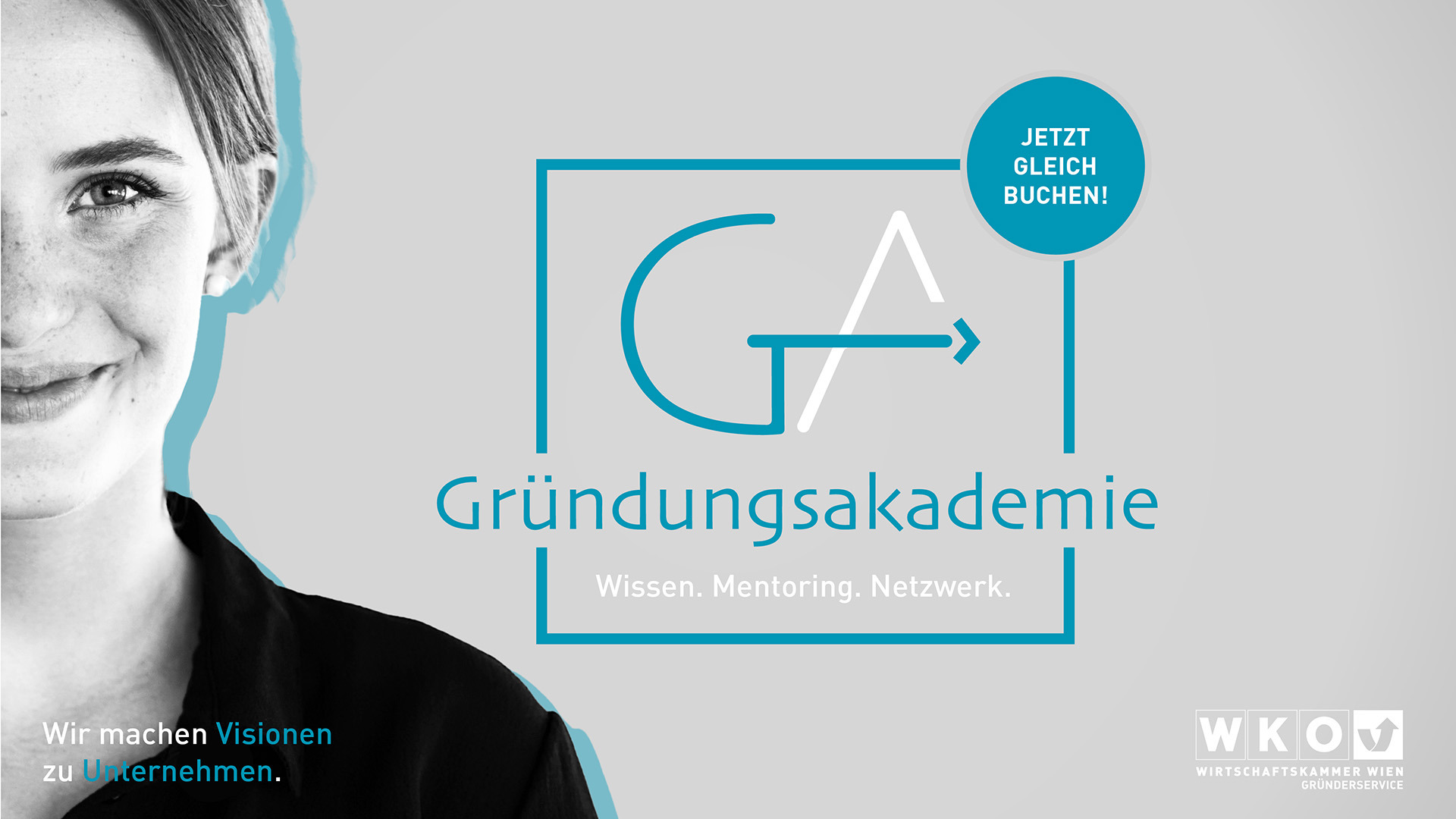 Querformatiges Sujet der Gr&uuml;ndungsakademie auf hellgrauem Hintergrund. Links ist die H&auml;lfte des Gesichts einer l&auml;chelnden Person in Schwarz-Wei&szlig; zu sehen. Zentral platziert ist das Logo der Gr&uuml;ndungsakademie mit dem Slogan &bdquo;Wissen. Mentoring. Netzwerk.&ldquo;.