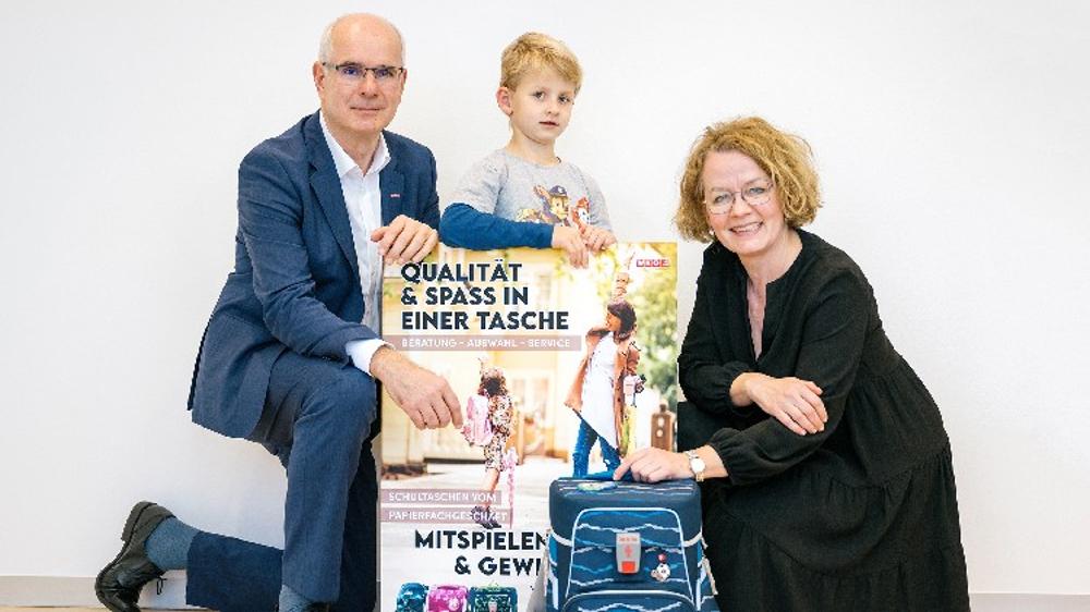 Obmann des Papier- und Spielwarenhandels Andreas Auer, Tafelklassler Sebastian Hofbauer und Bildungslandesr&auml;tin Christiane Teschl-Hofmeister