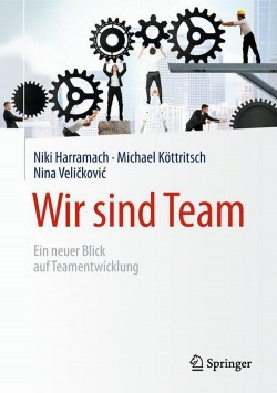 Cover des Buches "Wir sind Team. Ein neuer Blick auf Teamentwicklung", grauer Einband, am oberen Rand eine Illustration von Menschen die große Zahnräder bedienen