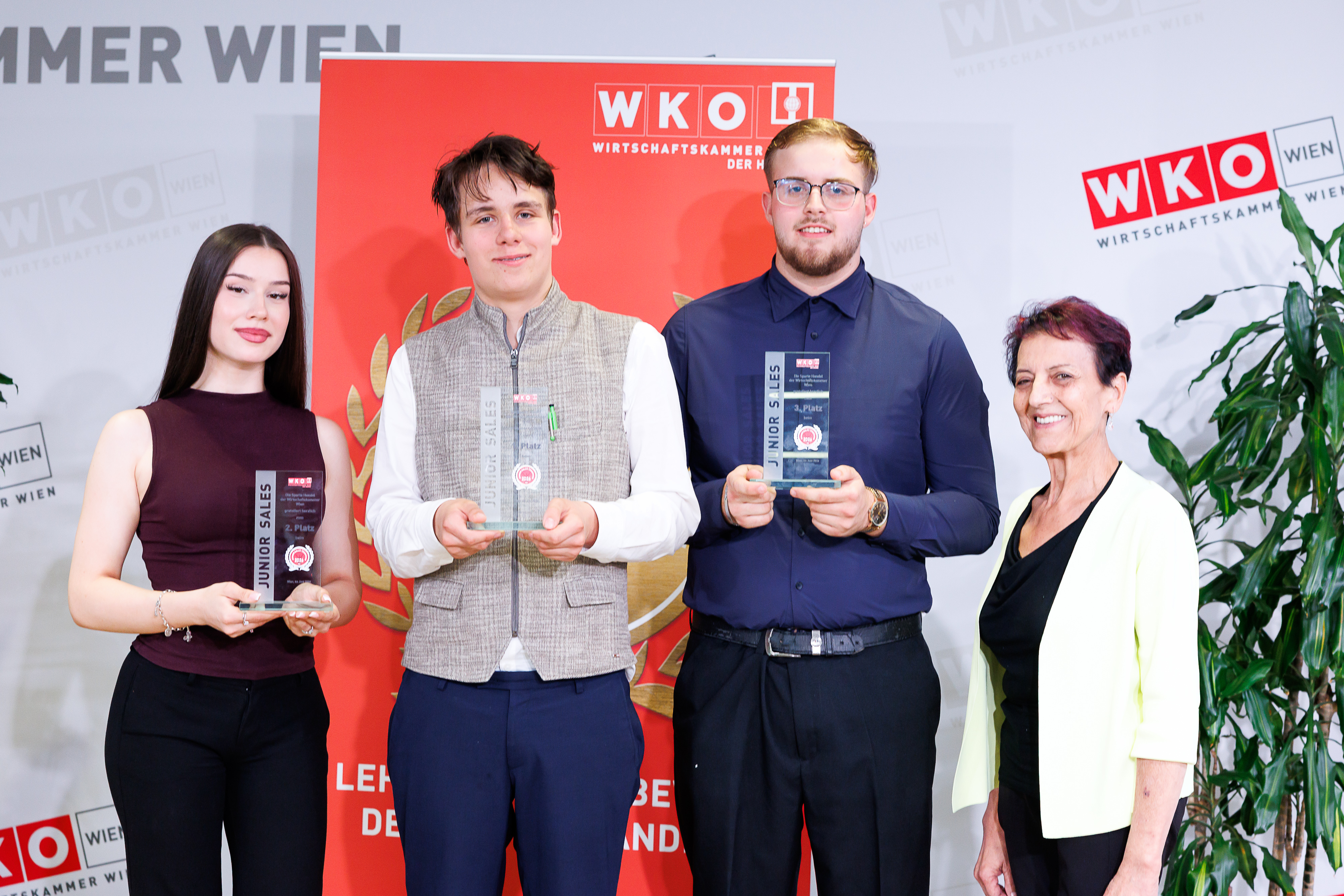 So sehen Sieger aus (v. l.:) Juliane Von Knorring (Juweliere Ellert GmbH & Co KG), Tobias Dolezal (Kellner & Kunz AG), Antonio Bornaz (Spar &Ouml;sterreichische Warenhandels AG), Spartenobfrau Margarete Gumprecht 