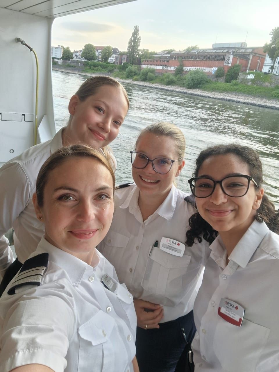 Elana und Rana (4B) waren mit A-ROSA an Bord für das Wohl der Gäste im Einsatz