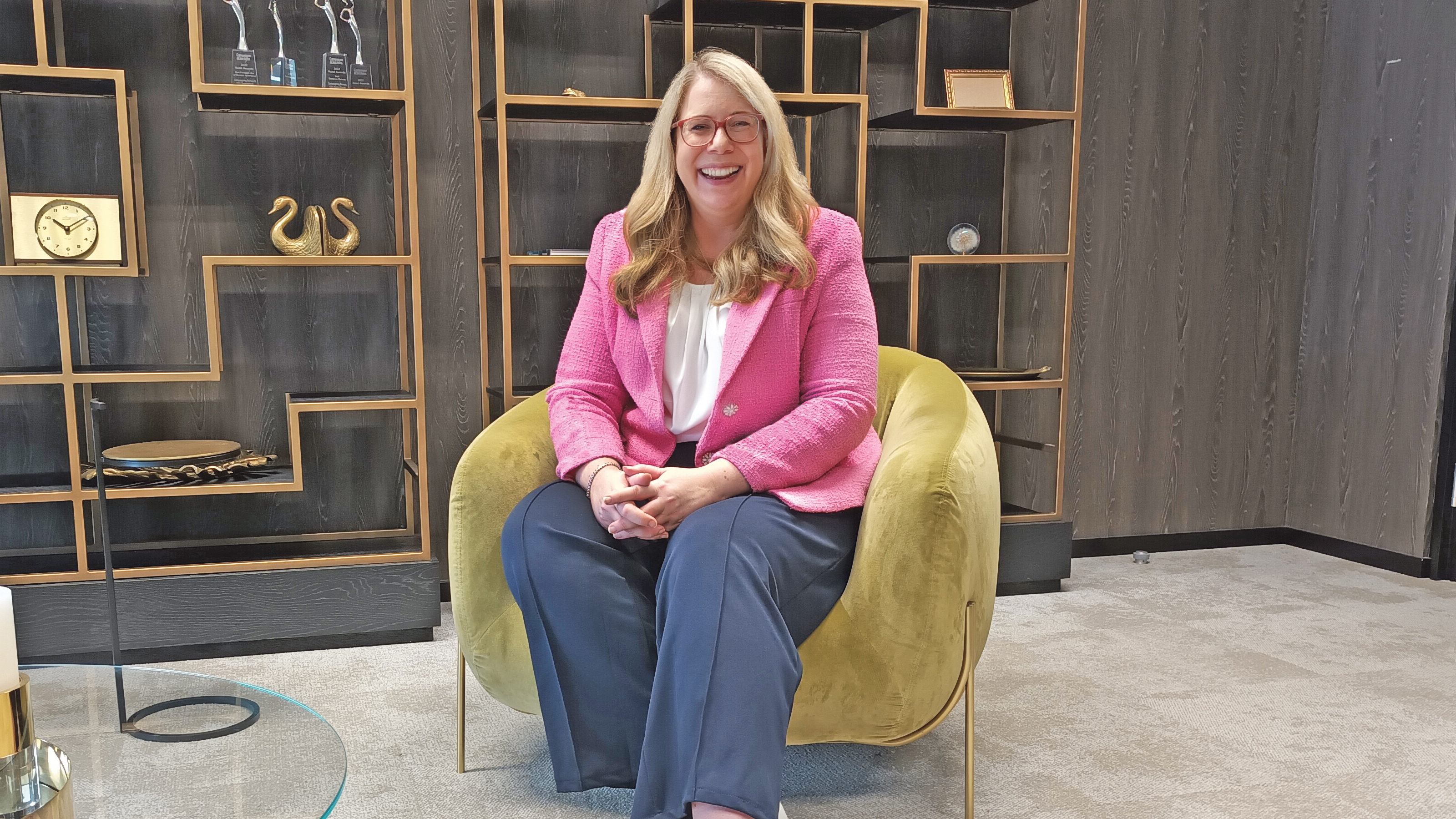 Unternehmerin im Business-Outfit lächelt in die Kamera