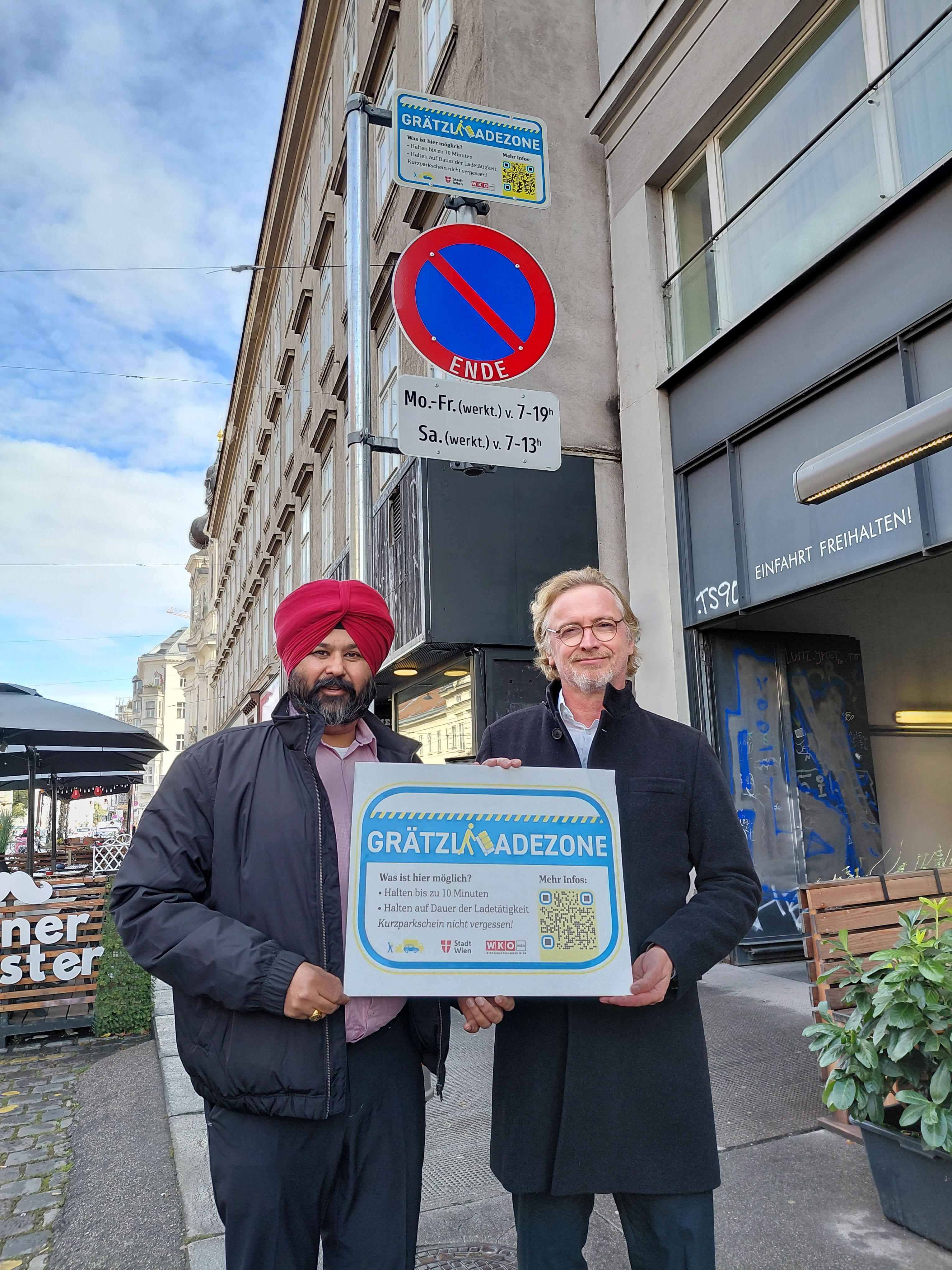 Gurdial Singh Bajwa, Obmann der Kleintransporteure in der Wirtschaftskammer Wien, und Martin Fabisch, Bezirksvorsteher der Josefstadt bei der neuen Grätzl-Ladezone in der Alser Straße 21 