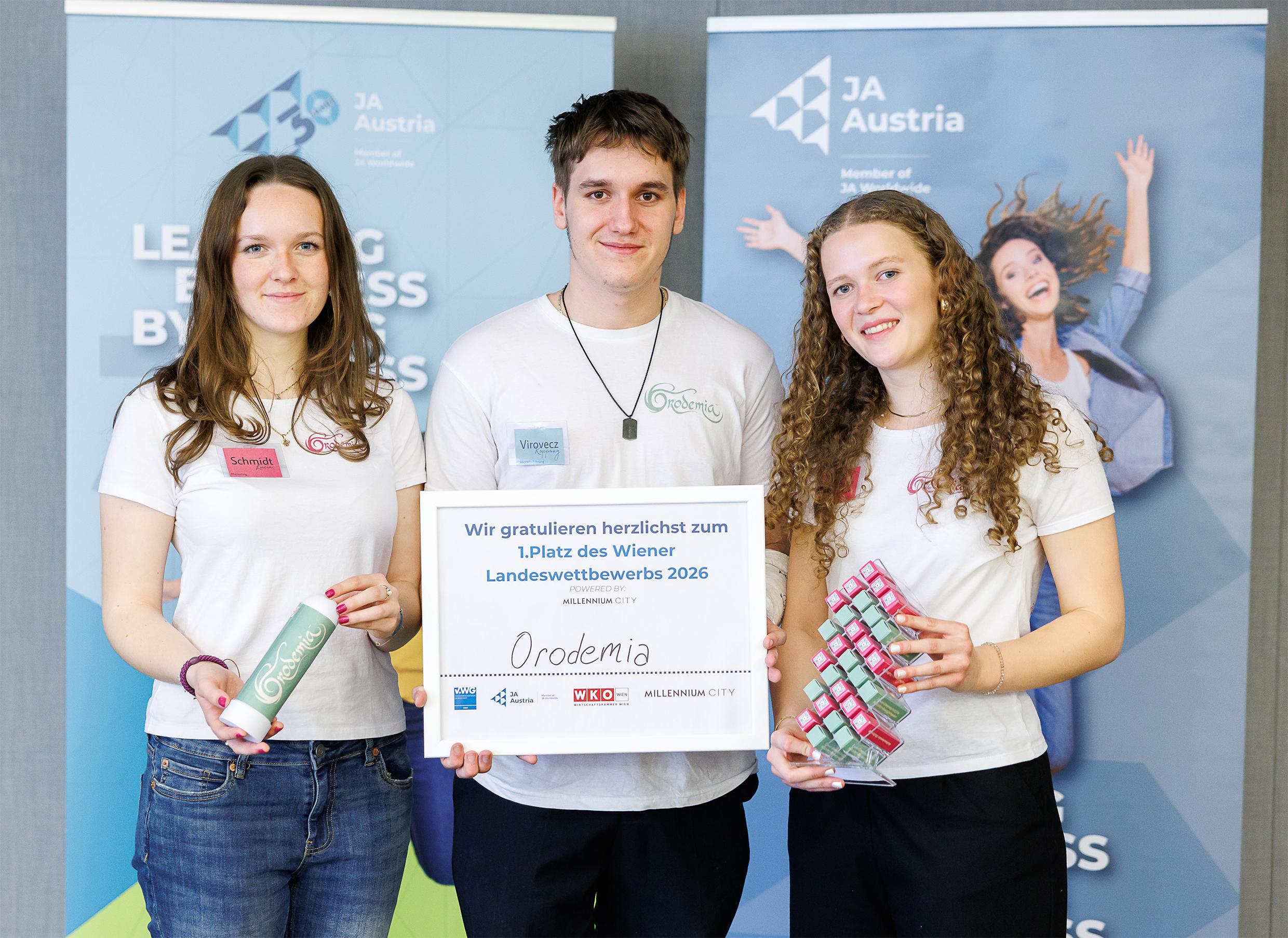 Sieger Landeswettbewerb Junior Companies: Gro&szlig;er Erfolg mit kleinen Aromasticks (v.l.): Lucia Schmidt (Finanzverantwortliche), Virovecz Koppany (Gesch&auml;ftsf&uuml;hrer) und Linda Friedl (Head of Marketing) von &bdquo;Orodemia <br />
