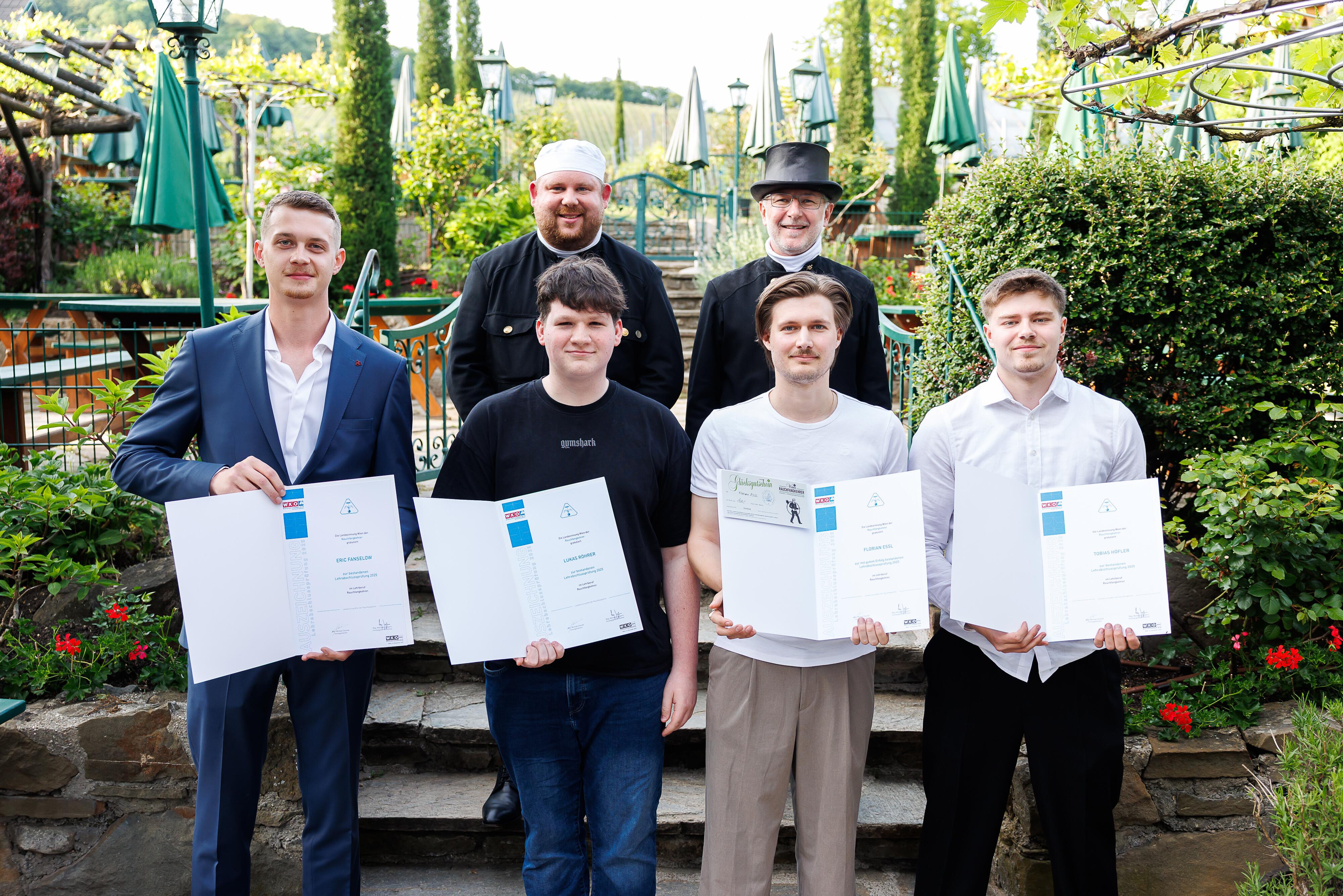 Innungsmeister Michael Cesnek ehrt neue Gesellen: V.l.n.r: Innungsmeister Michael Cesnek, Bundesinnungsmeister Plesar Christian. Vordere Reihe v.l.n.r: Eric Fanselow, Lukas R&ouml;hrer, Florian Essl, Tobias H&ouml;fler <br />
