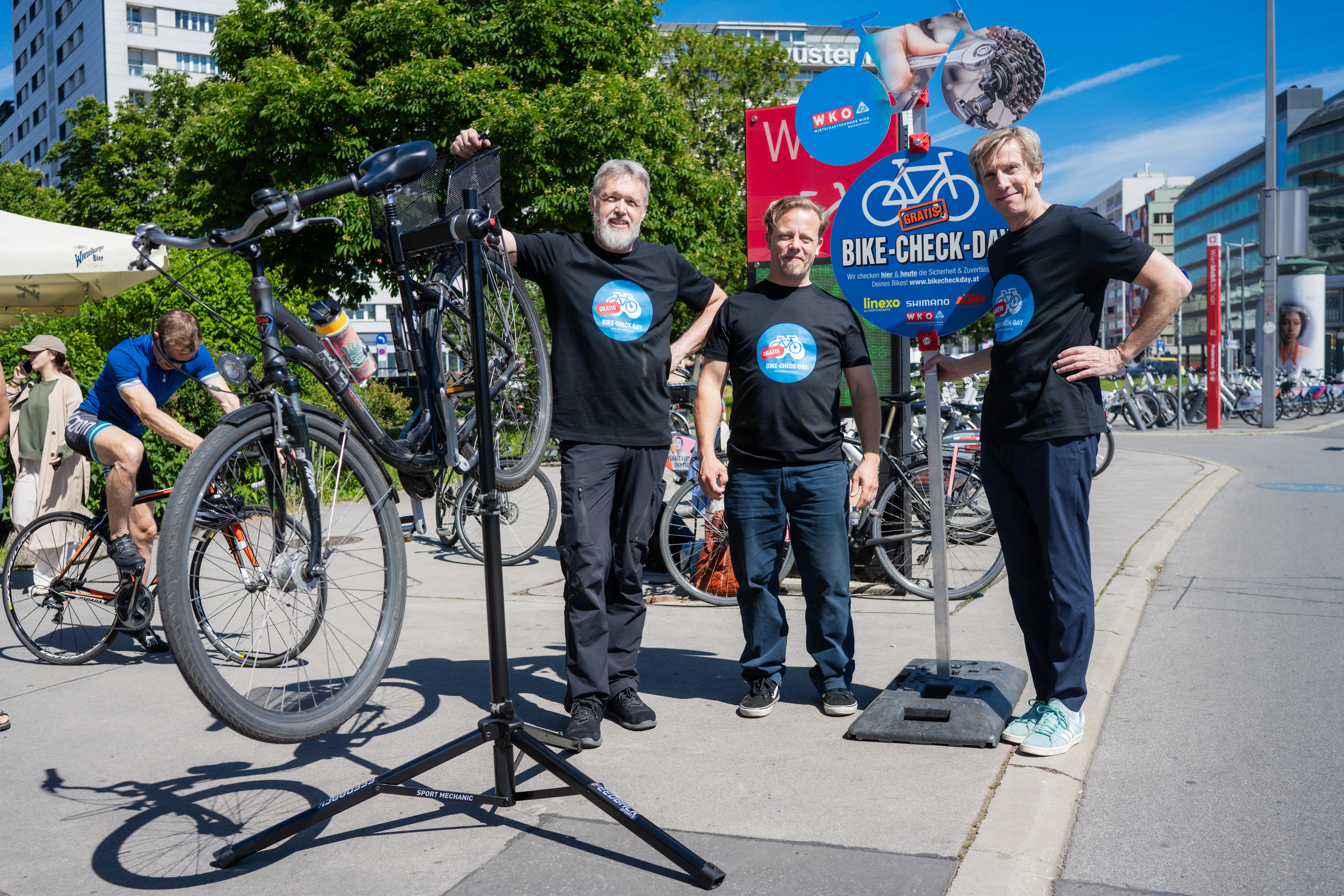 Martin Klima-Sonvilla (links am Bild), Fahrradbeauftragter der Wiener Mechatroniker, reparierte mit Mitarbeitern der Innung zahlreiche Bikes beim ersten Bike Check Day am Wiener Praterstern.  