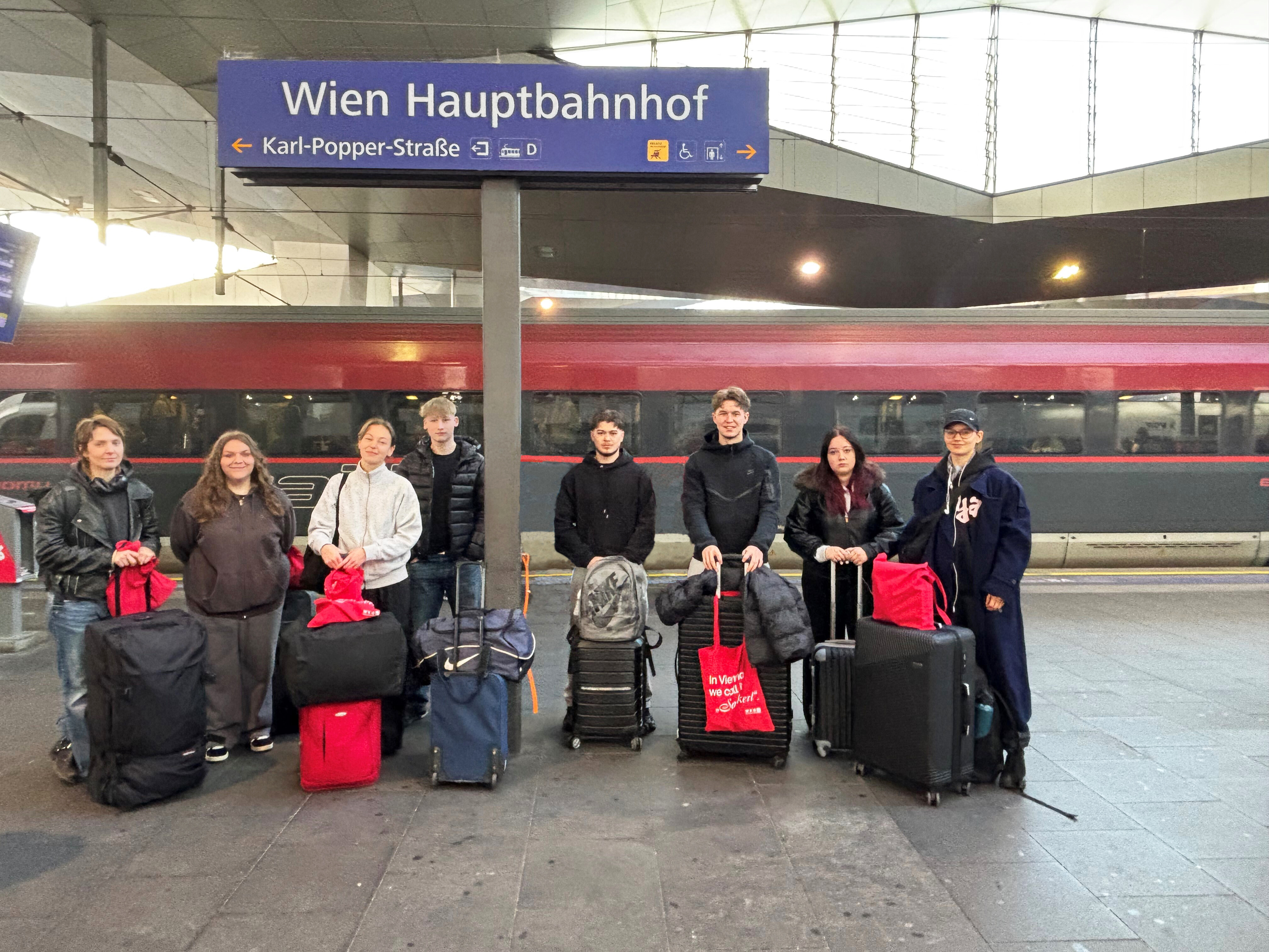 Von links nach rechts: Theresa Margraf, Selina Fida, Alina Schulenberg, Nico-Joel H&ouml;dl, Ibrahim Sacar, Tarik Jasarevic, Marie Valerie Bolart, Kaya Merkel Wolfram 