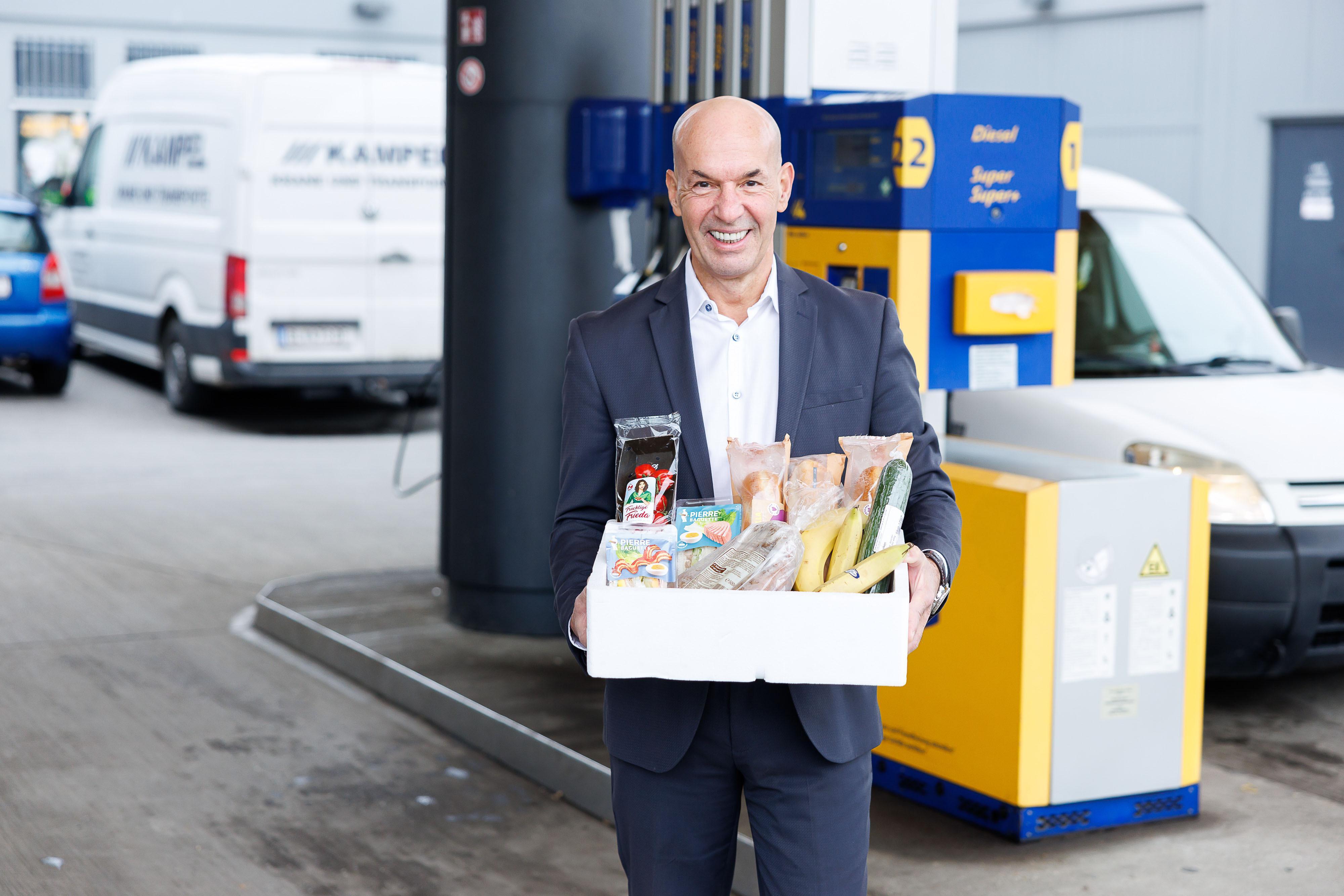 Andreas Gunacker, Obmann der Wiener Tankstellen, hat ein Projekt initiiert, bei dem Tankstellen Lebensmittel an soziale Einrichtungen spenden. 