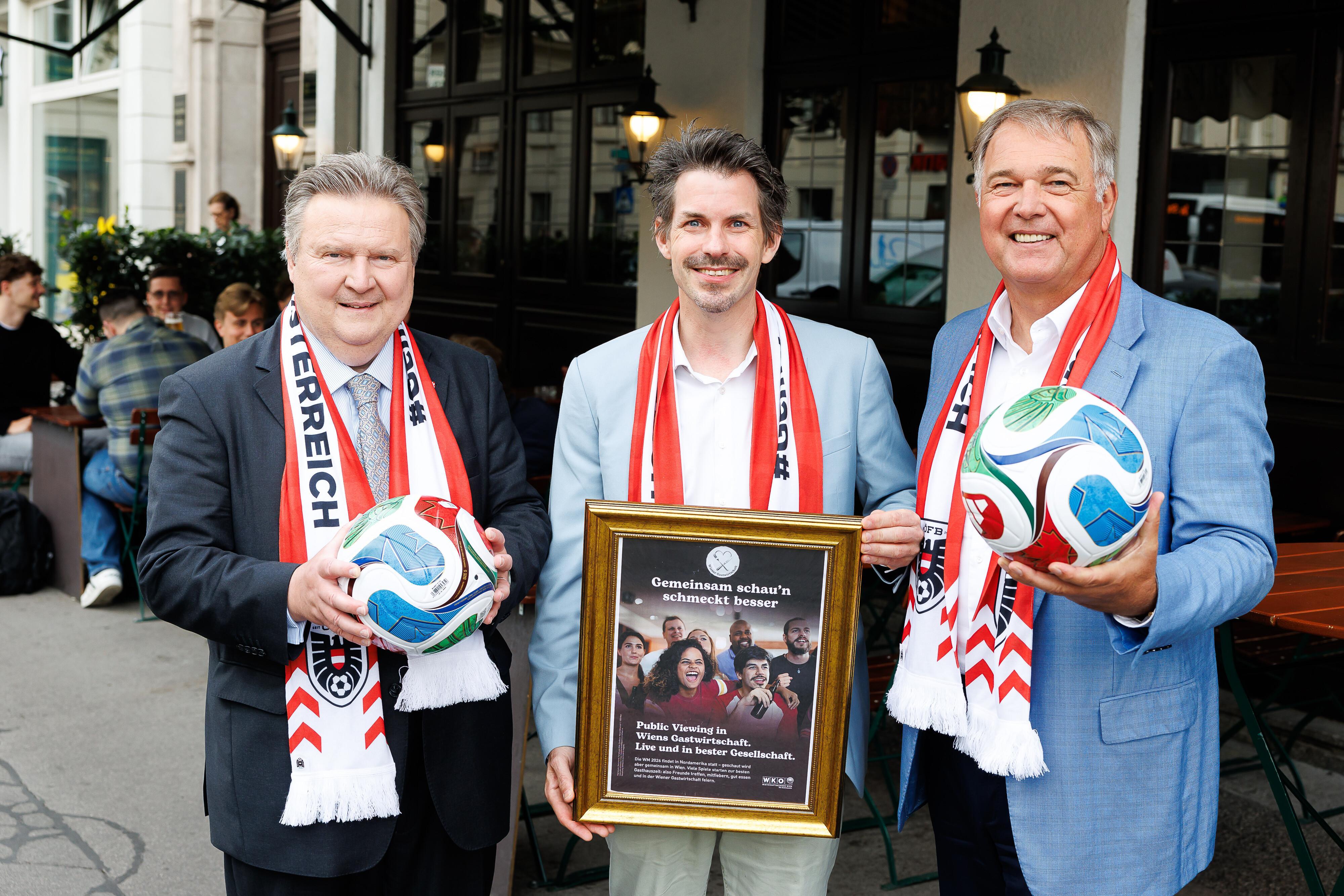 Fiebern dem ersten WM-Match entgegen: B&uuml;rgermeister Michael Ludwig, Gastronomie-Obmann Thomas Peschta und WKW-Pr&auml;sident Walter Ruck (v.l.). 