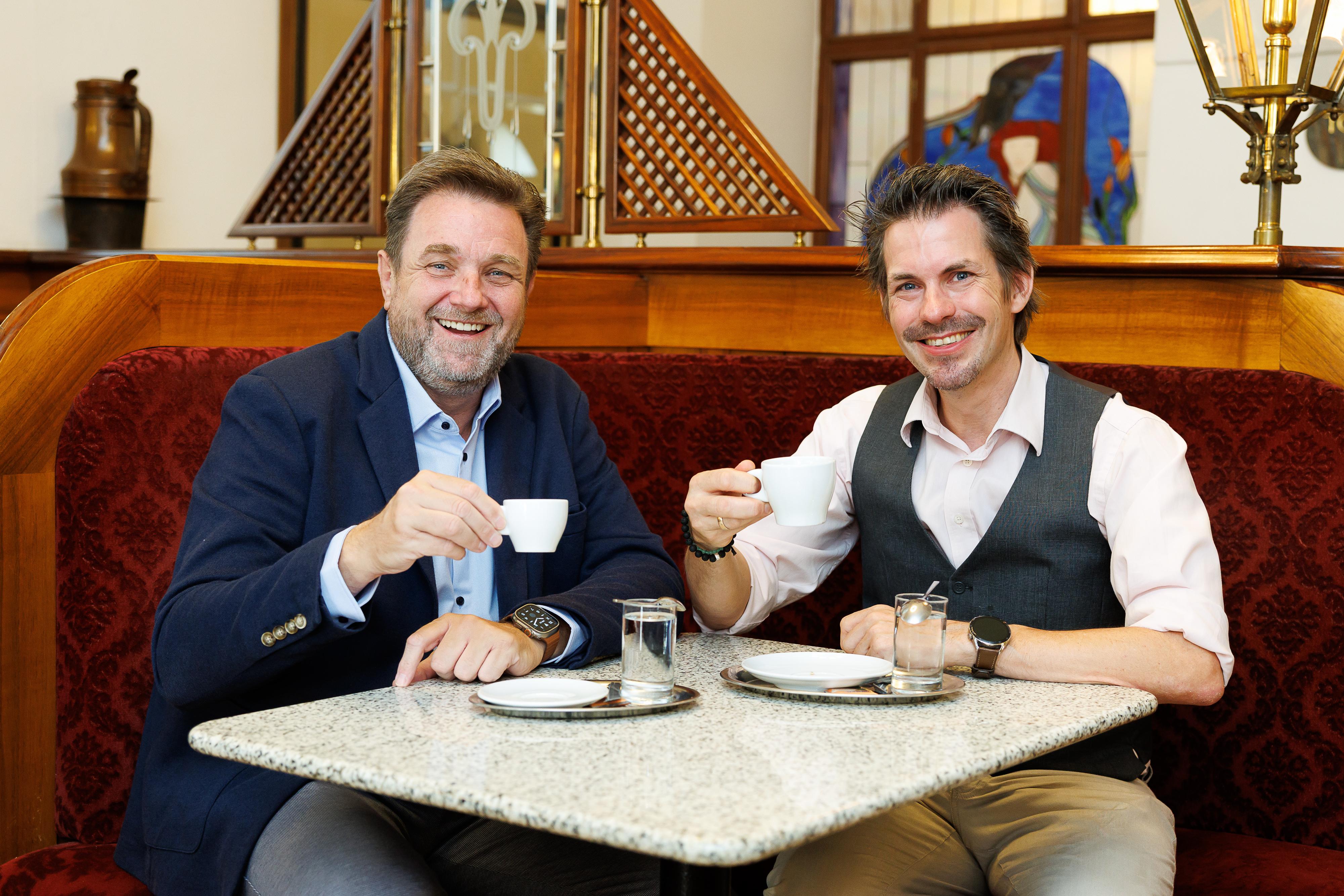 "Kein Tag ohne eine Tasse Kaffee" - Wolfgang Binder, Berufsgruppensprecher der Wiener Kaffeehäuser und Thomas Peschta, Obmann der Fachgruppe Gastronomie in der Wirtschaftskammer Wien (v.l.). 