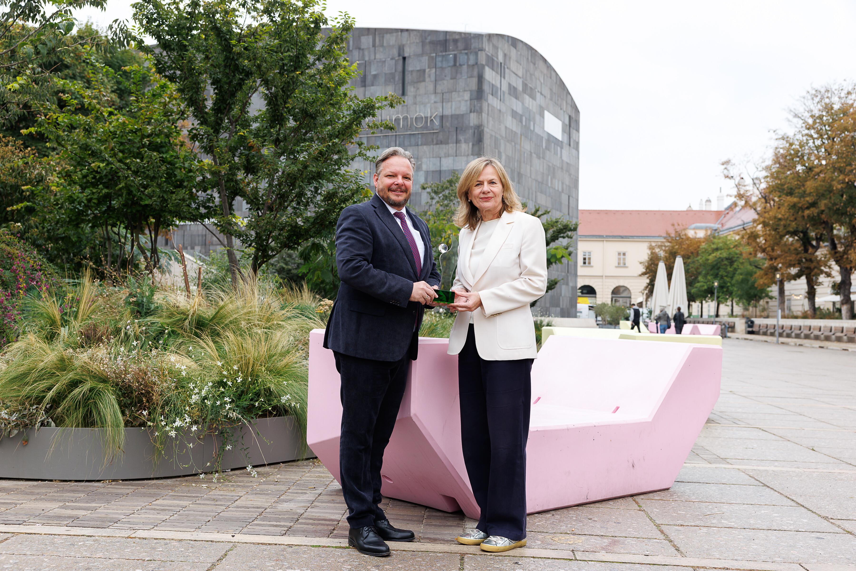 Tourismus-Spartenobmann Dominic Schmid und Museumsquartier-Gesch&auml;ftsf&uuml;hrerin Bettina Leidl vor einem der beliebten und nun ausgezeichneten Enzis. 