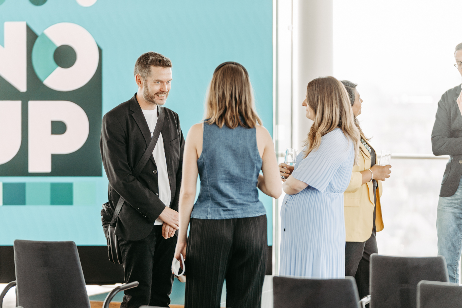Event-Teilnehmer:innen bei Pr&auml;sentation