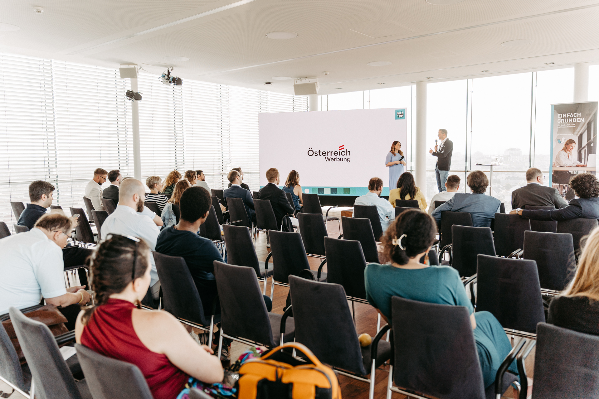 Event-Teilnehmer:innen bei Pr&auml;sentation