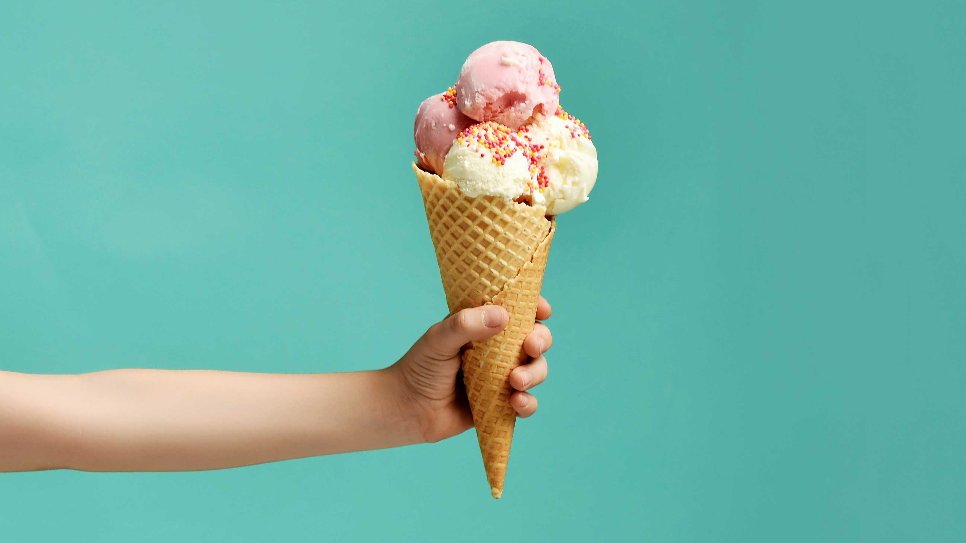 Ein Kind h&auml;lt in seiner Hand eine Eist&uuml;te 