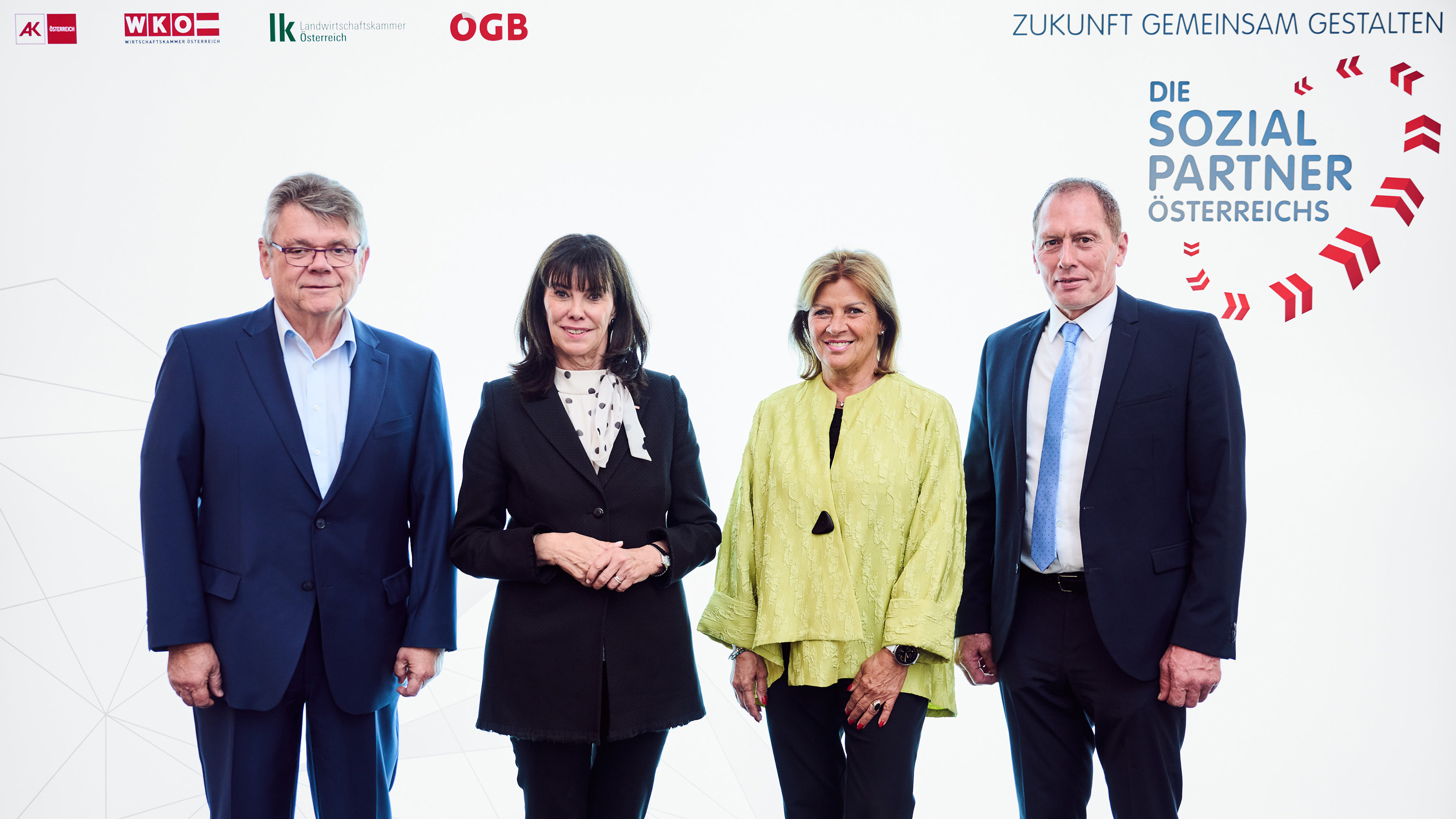 Gruppenfoto von vier Personen vor Wand stehend mit KammerLogos und dem Schriftzug Zukunft gemeinsam gestalten, die Sozialpartner &Ouml;sterreichs