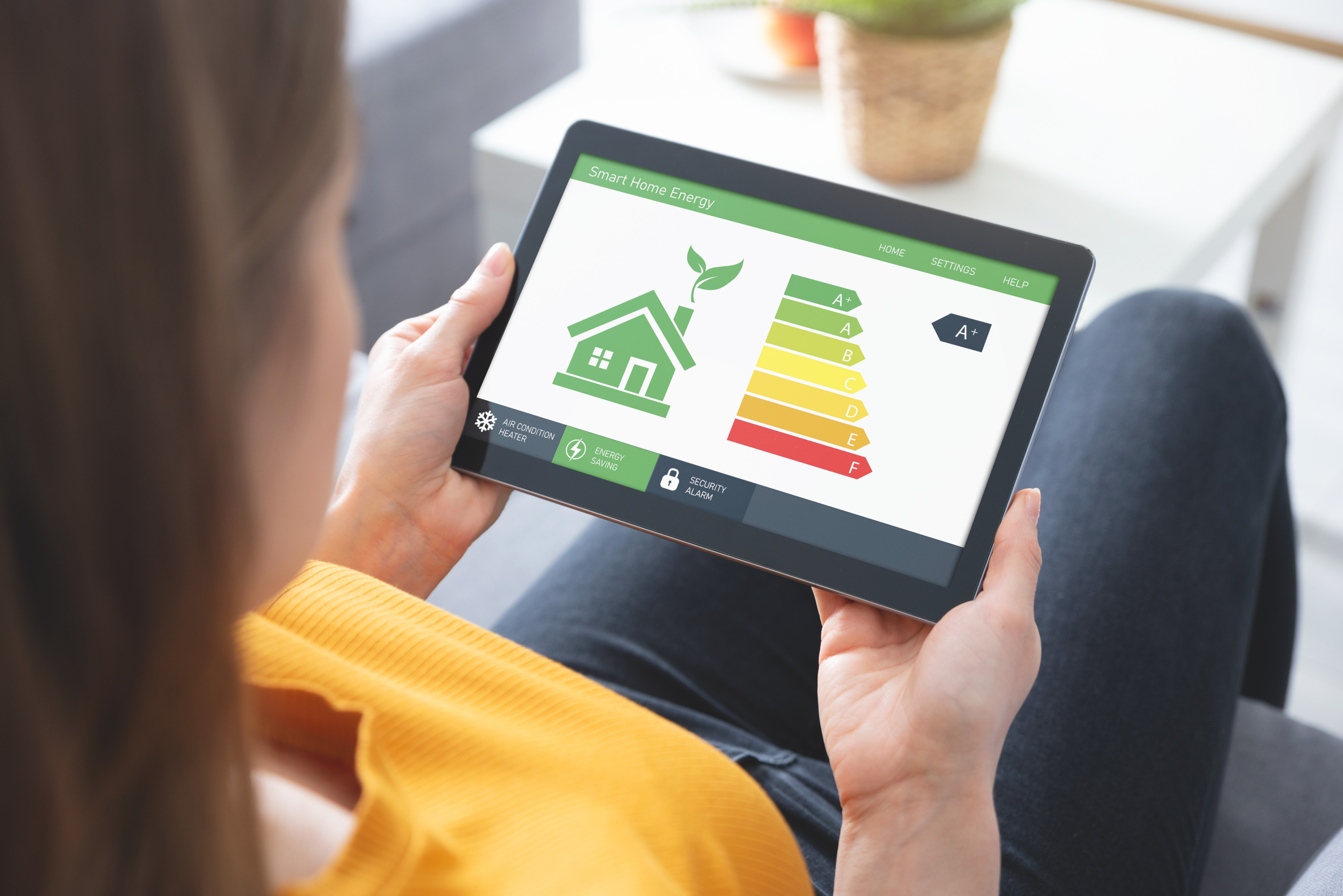 Detailansicht einer Person, die Tablet h&auml;lt, auf dem Energieausweis aufscheint