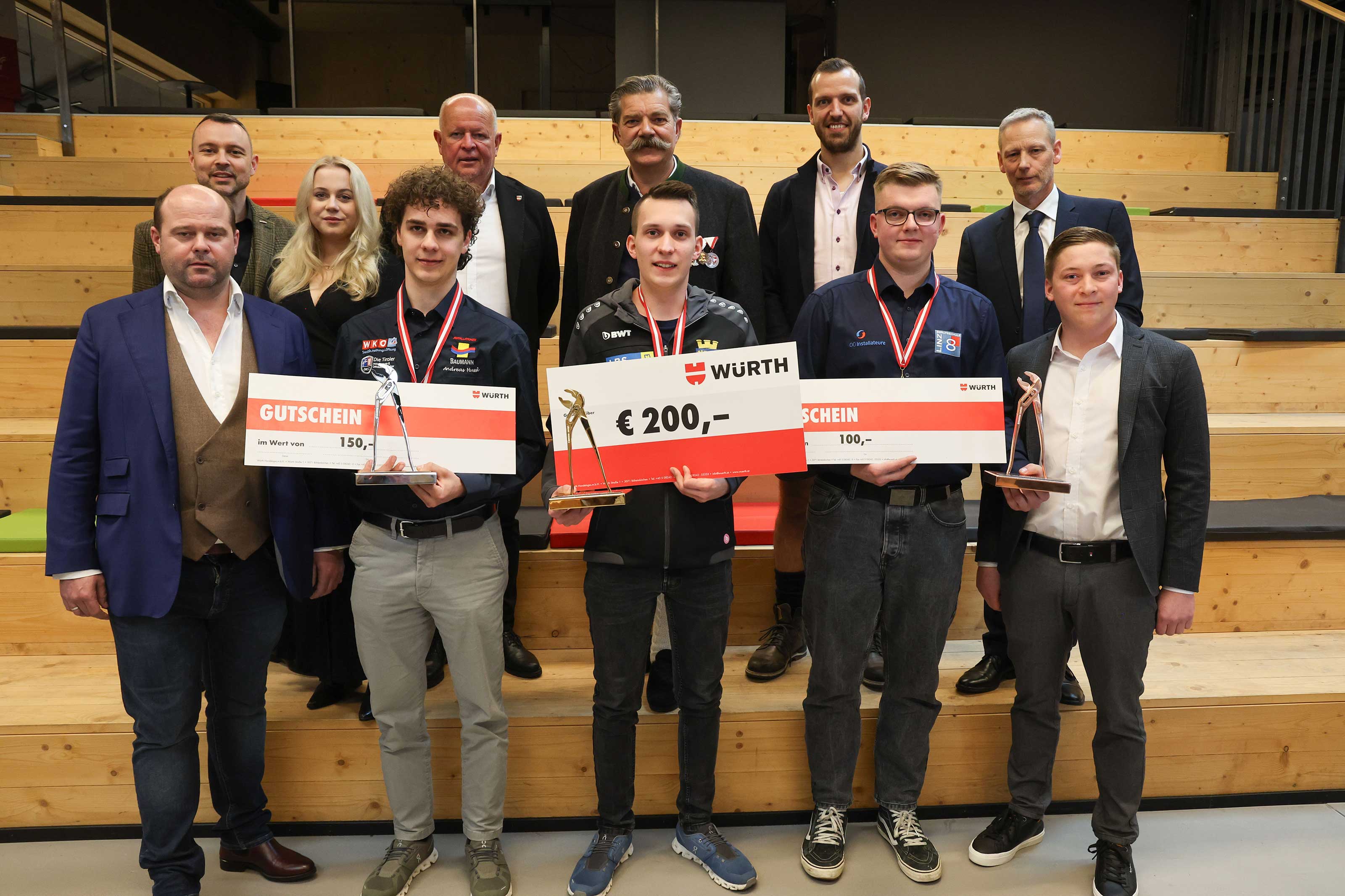 1. Reihe von links nach rechts: Franz Schn&ouml;ller (Bundesinnungsmeister-Stellvertreter), 2. Platz Andreas Hussl (T), 1. Platz Marcel Riener (N&Ouml;), 3. Platz Lukas Oberlinninger (O&Ouml;) 2. Reihe von Links nach rechts: Dr. Paul Morolz (Bundesinnungsgesch&auml;ftsstelle), Mag. Julia W&ouml;rndl-Aichriedler (Landesinnungsgesch&auml;ftsf&uuml;hrerin Salzburg), Konrad Pieringer (B&uuml;rgermeister von Seekirchen), Andreas Rotter (Landesinnungsmeister Salzburg), Mst. Albert Schinwald (Lehrlingswart Salzburg), Gerald Kopsa (Bundeslehrlingswart Landesinnungsmeister-Stellvertreter)